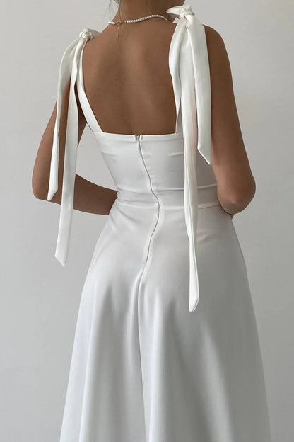 Trägerloses, mittellanges ausgestelltes Kleid