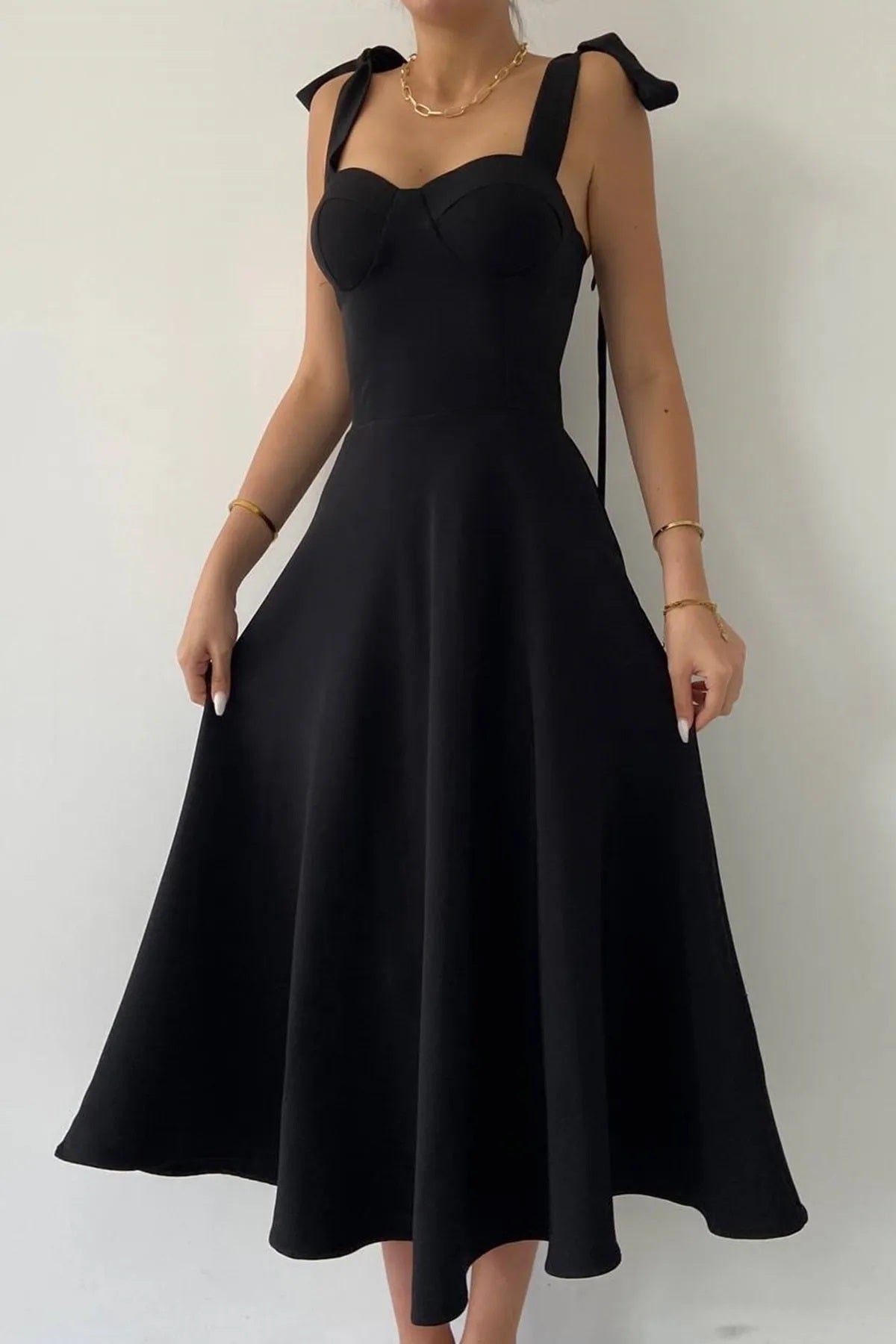 Midi-langes ausgestelltes Kleid mit Schnürung und Trägern