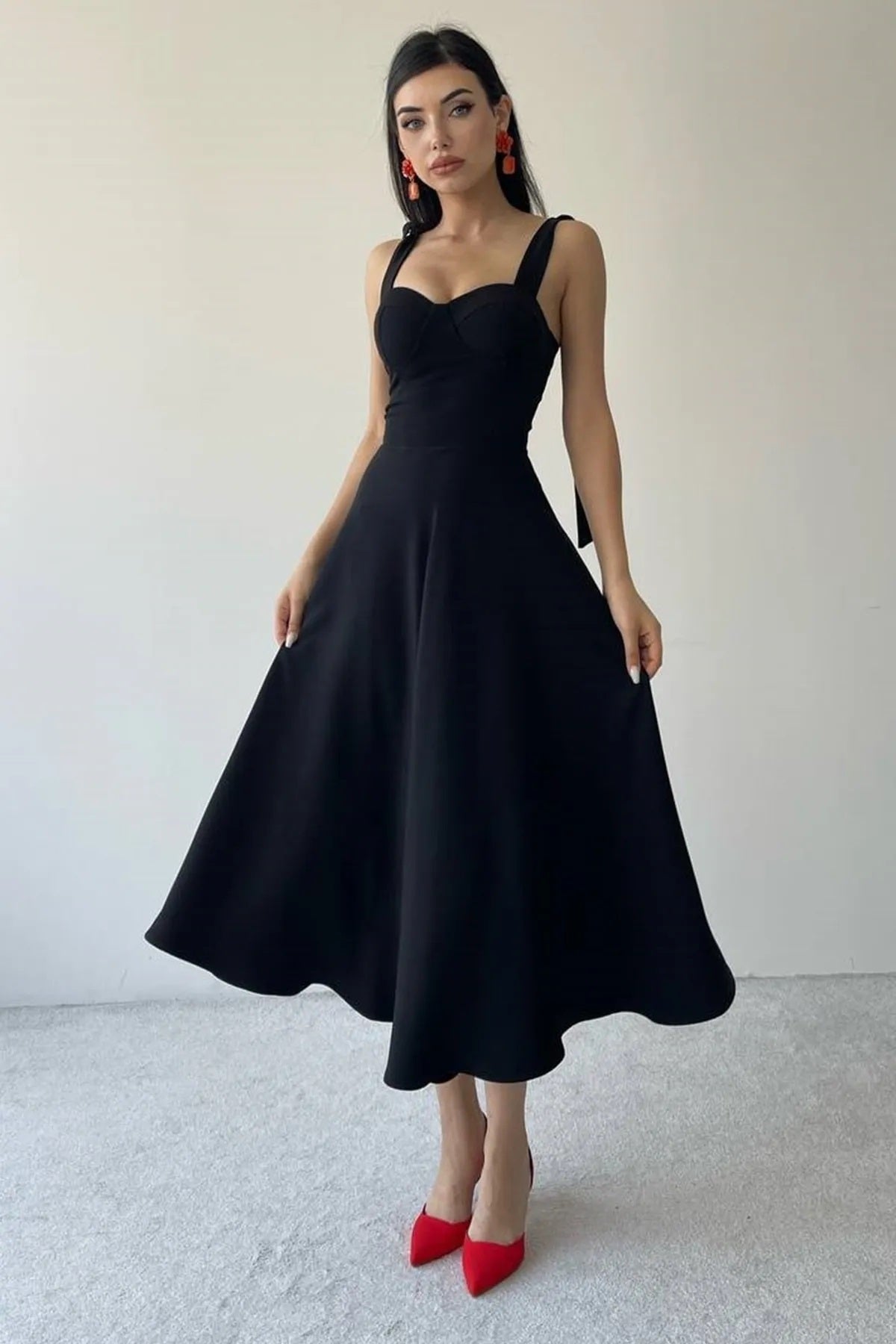 Midi-langes ausgestelltes Kleid mit Schnürung und Trägern