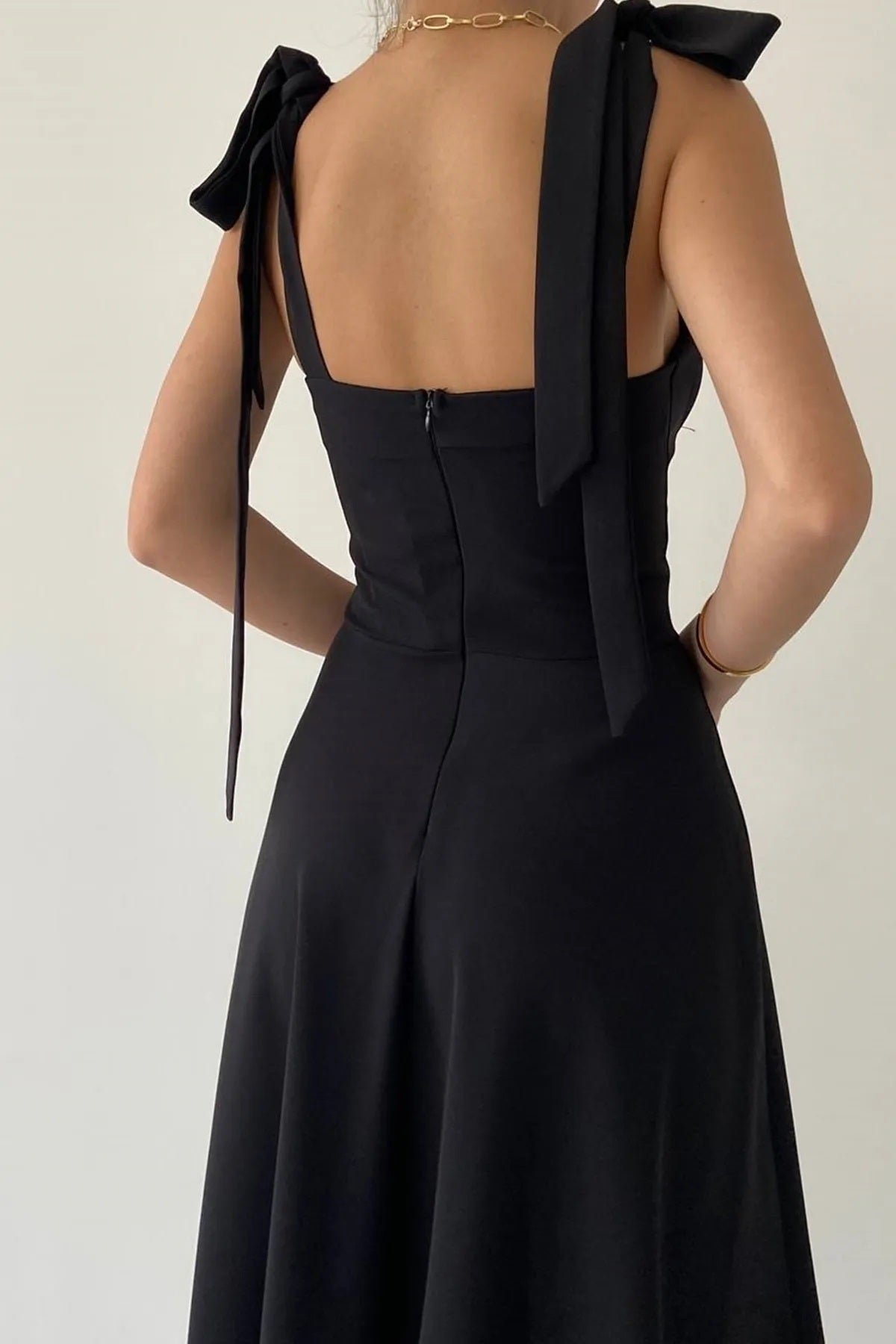 Midi-langes ausgestelltes Kleid mit Schnürung und Trägern