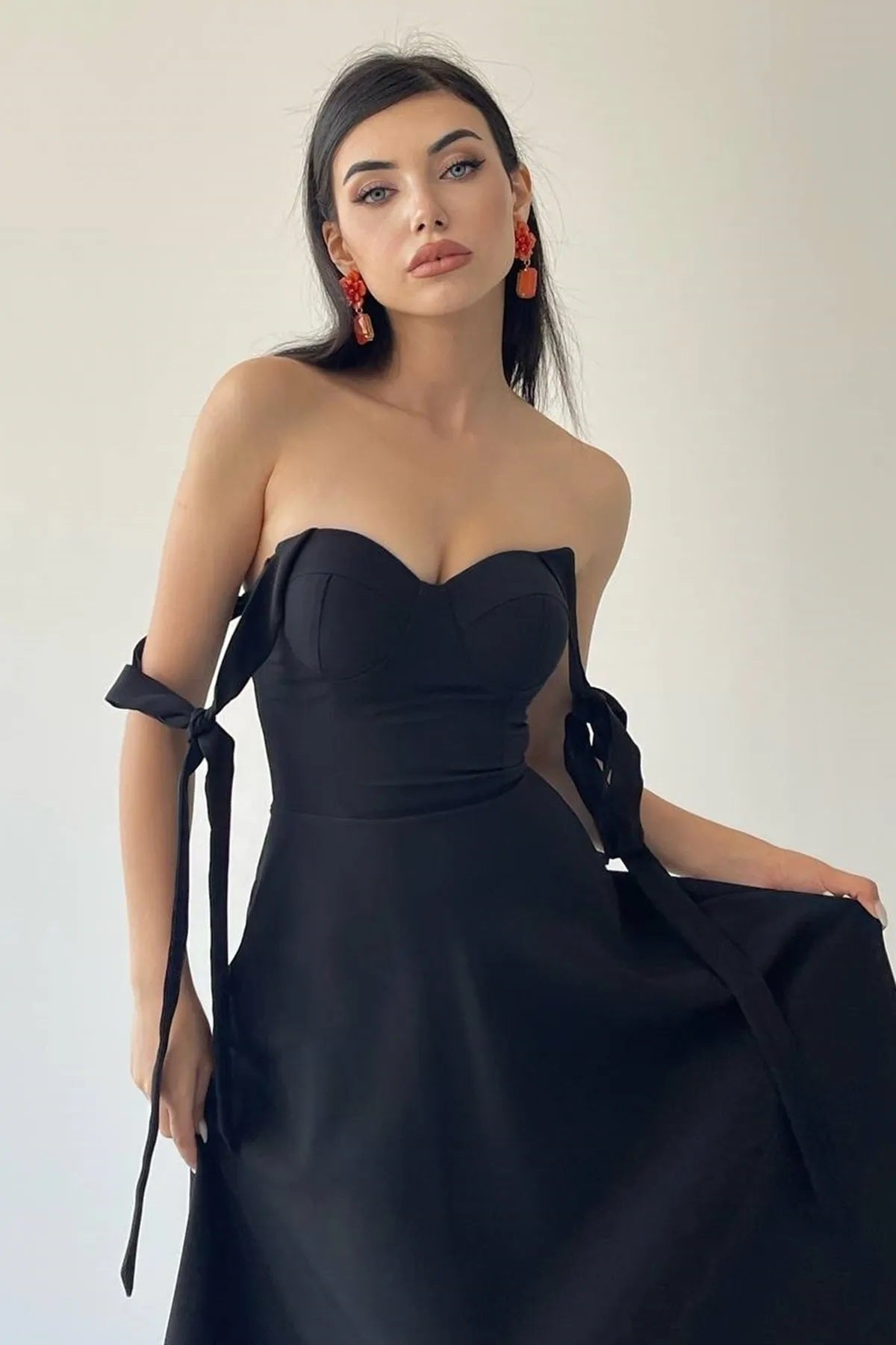 Midi-langes ausgestelltes Kleid mit Schnürung und Trägern