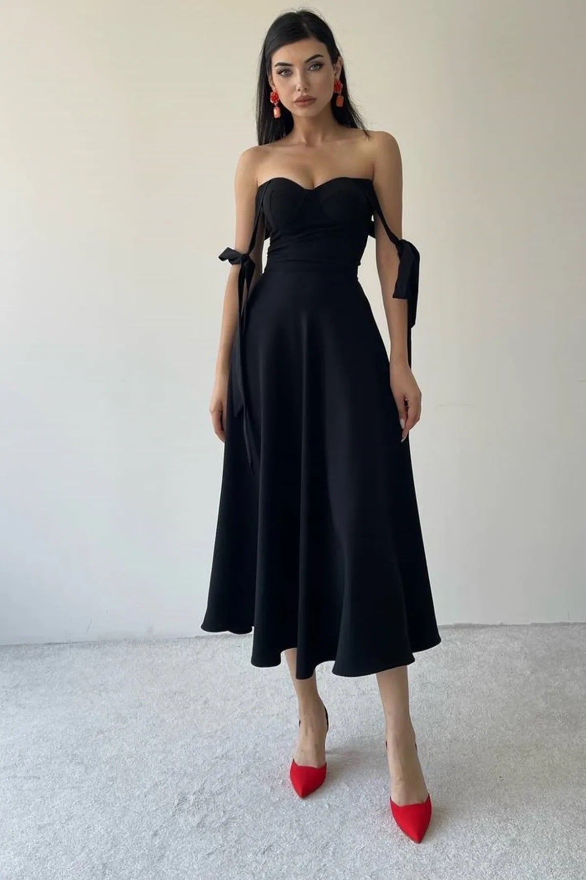 Midi-langes ausgestelltes Kleid mit Schnürung und Trägern