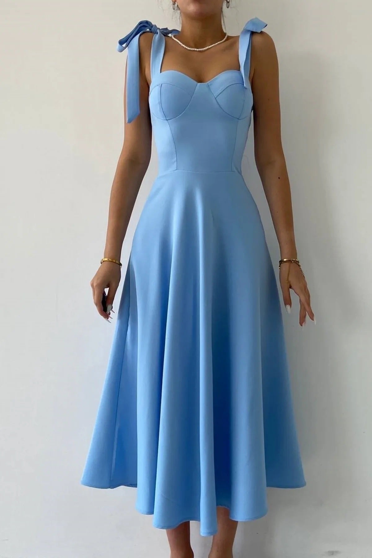 Midi-langes ausgestelltes Kleid mit Schnürung und Trägern