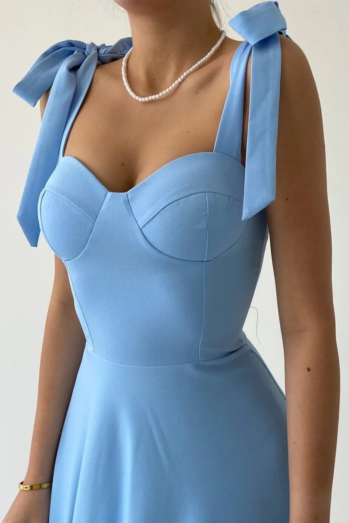 Midi-langes ausgestelltes Kleid mit Schnürung und Trägern