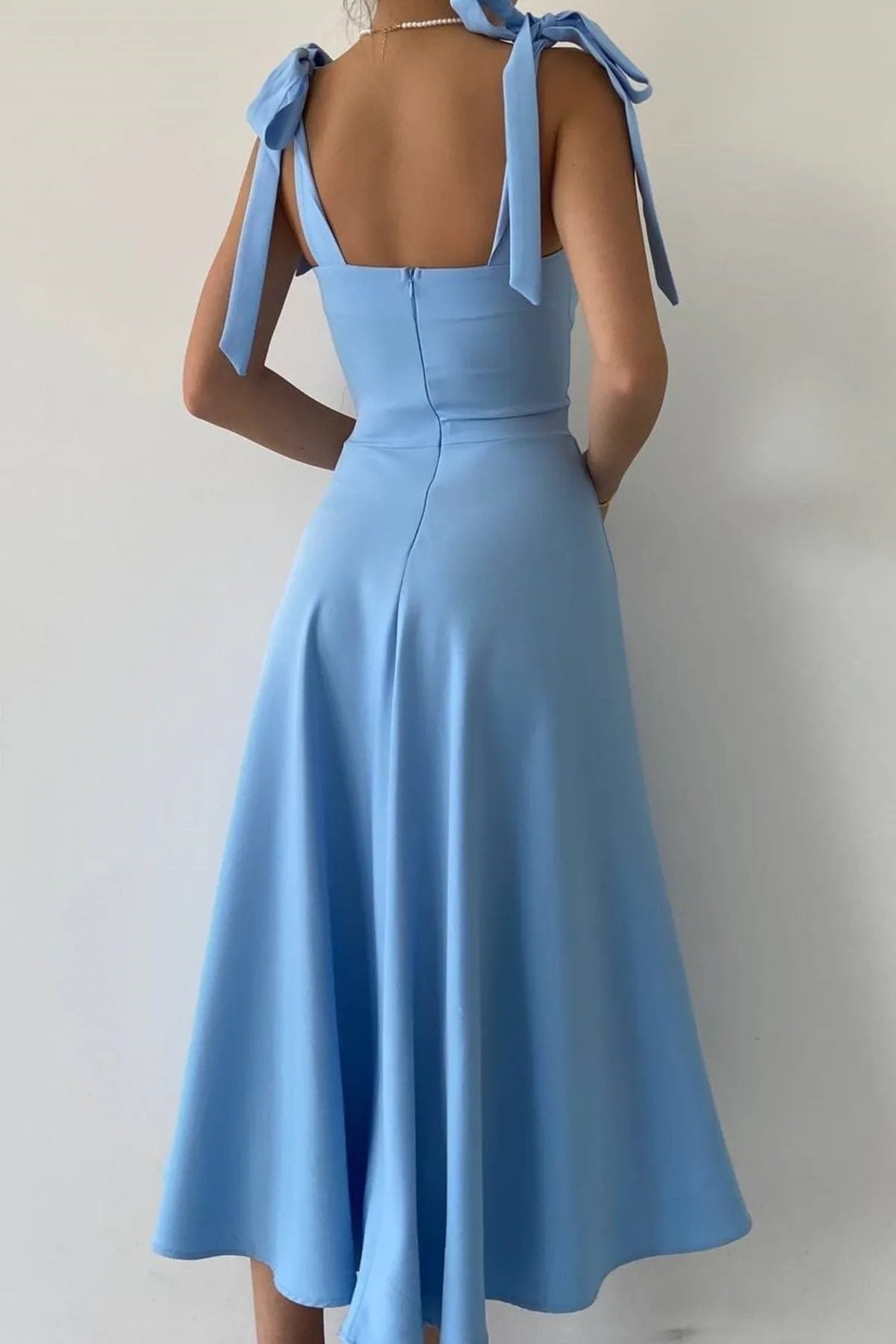 Midi-langes ausgestelltes Kleid mit Schnürung und Trägern