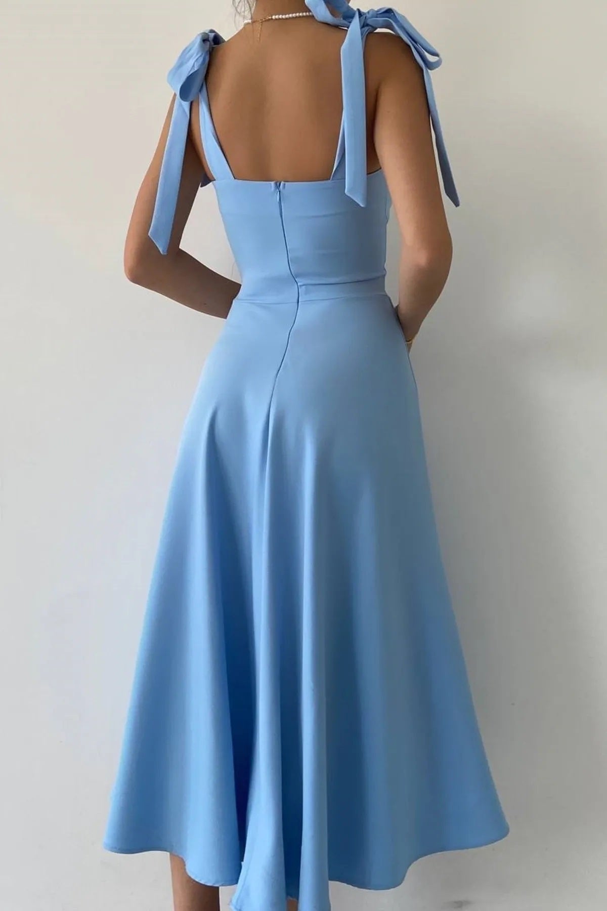 Midi-langes ausgestelltes Kleid mit Schnürung und Trägern