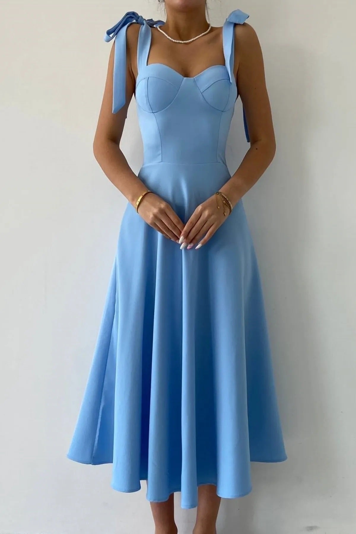 Midi-langes ausgestelltes Kleid mit Schnürung und Trägern