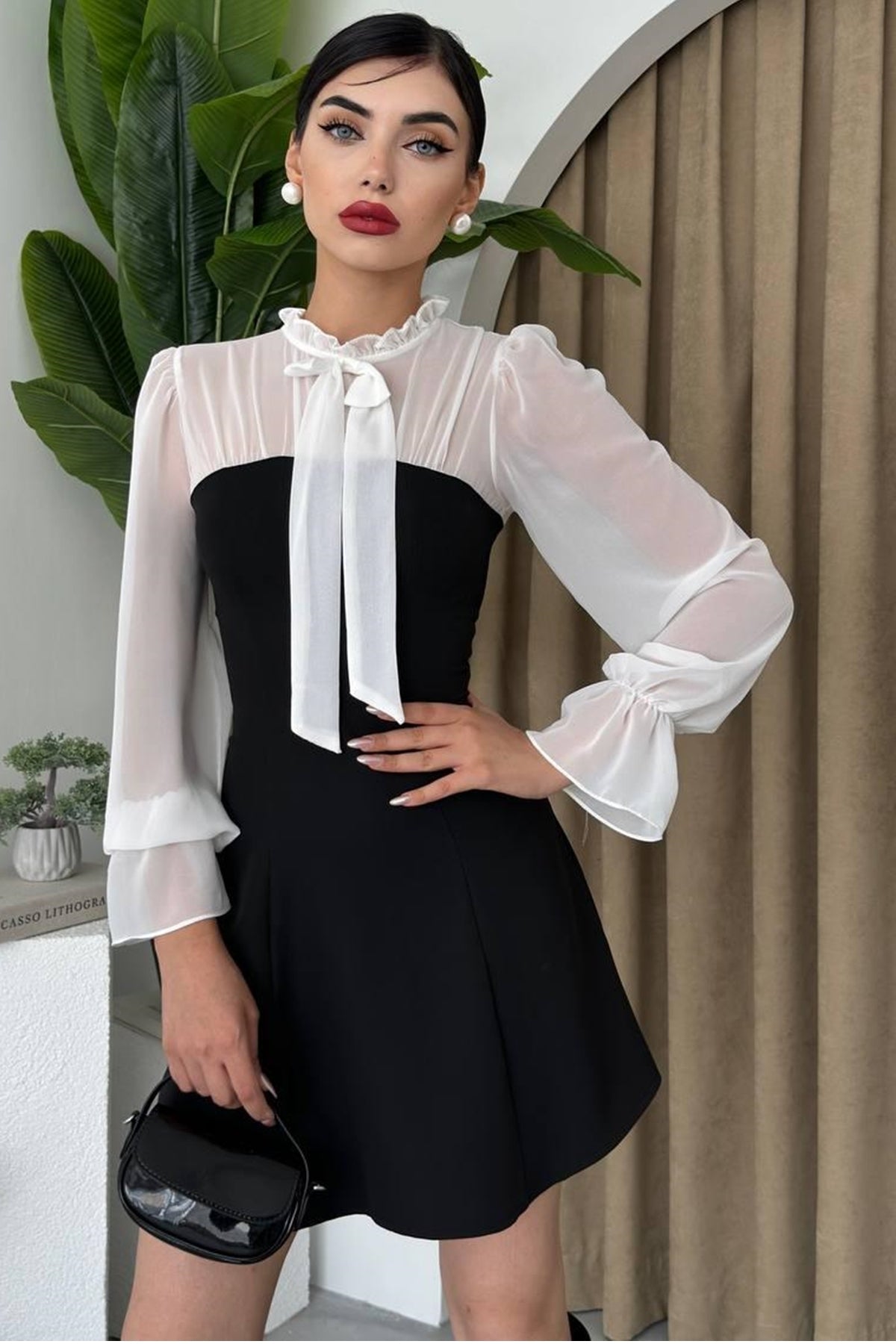 Elegantes Minikleid mit Kragen