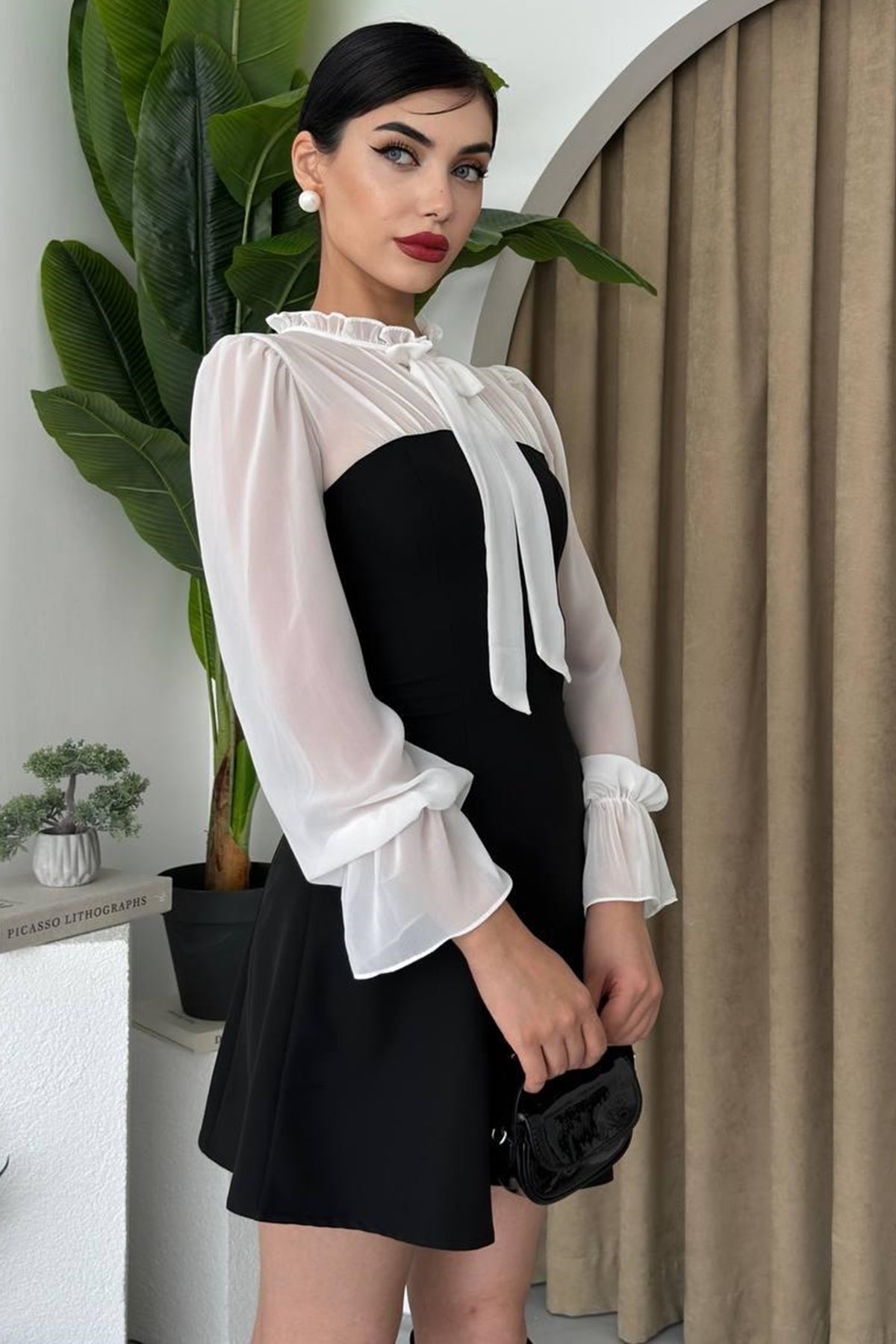 Elegantes Minikleid mit Kragen