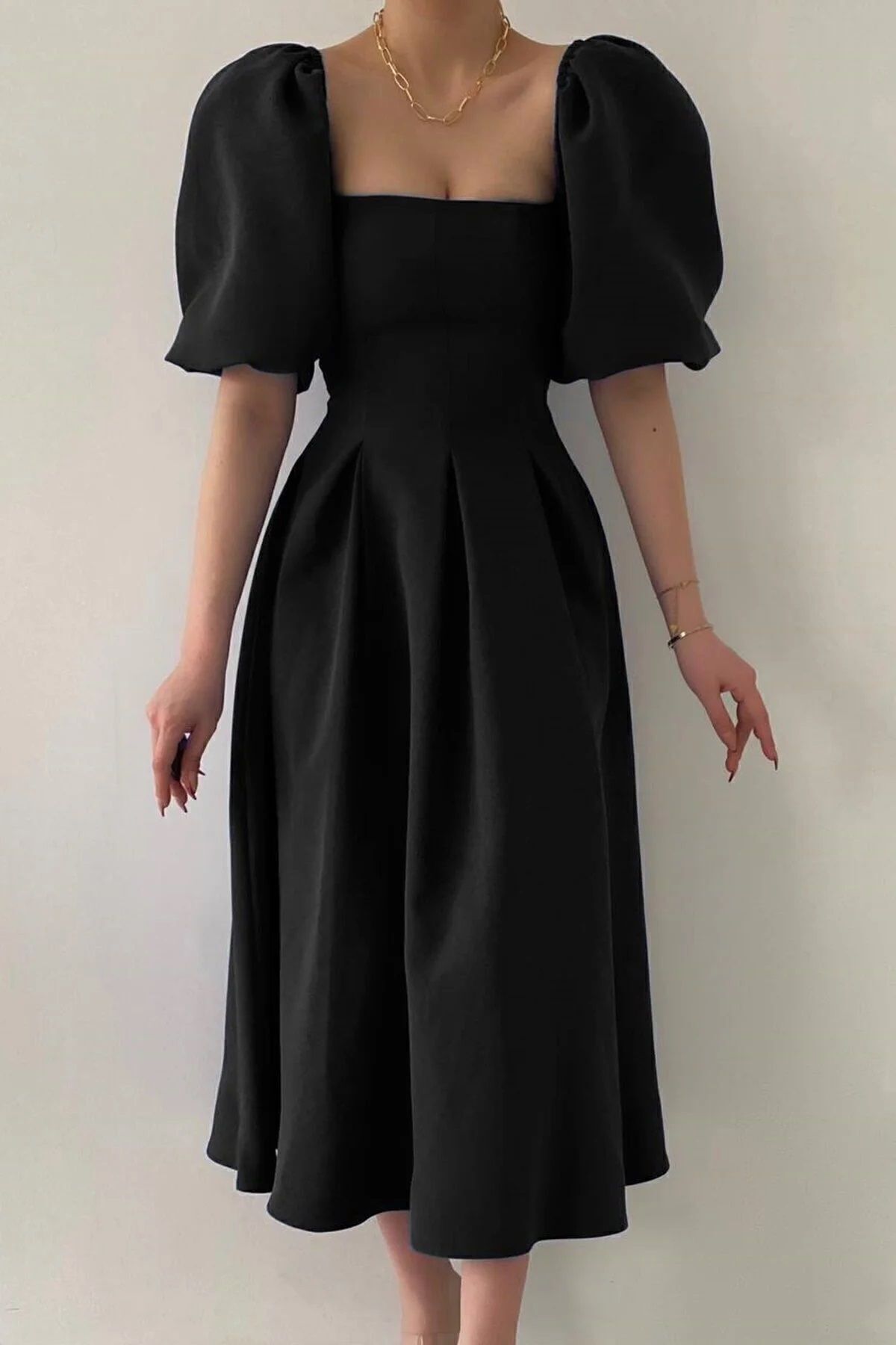 Trägerloses, ausgestelltes Midikleid mit kurzen Ärmeln