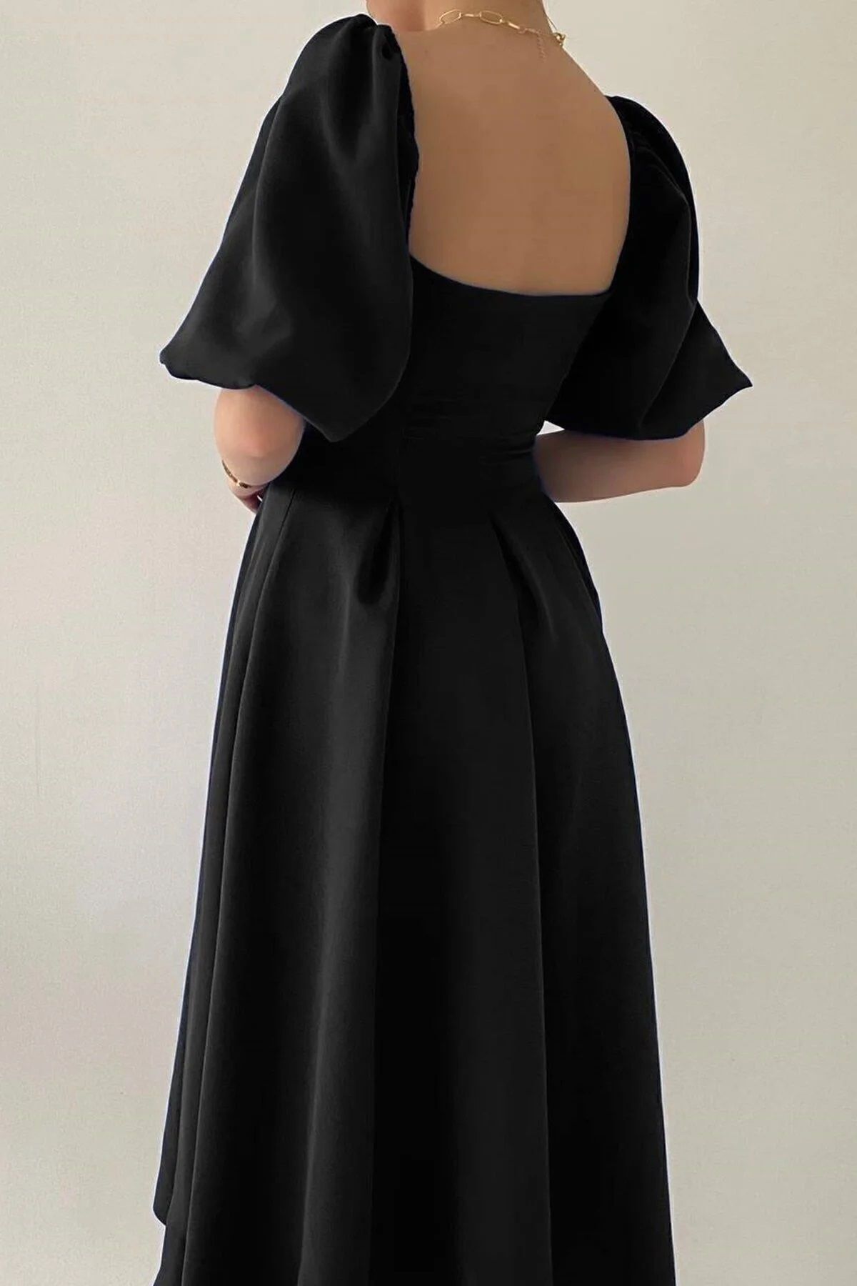 Trägerloses, ausgestelltes Midikleid mit kurzen Ärmeln