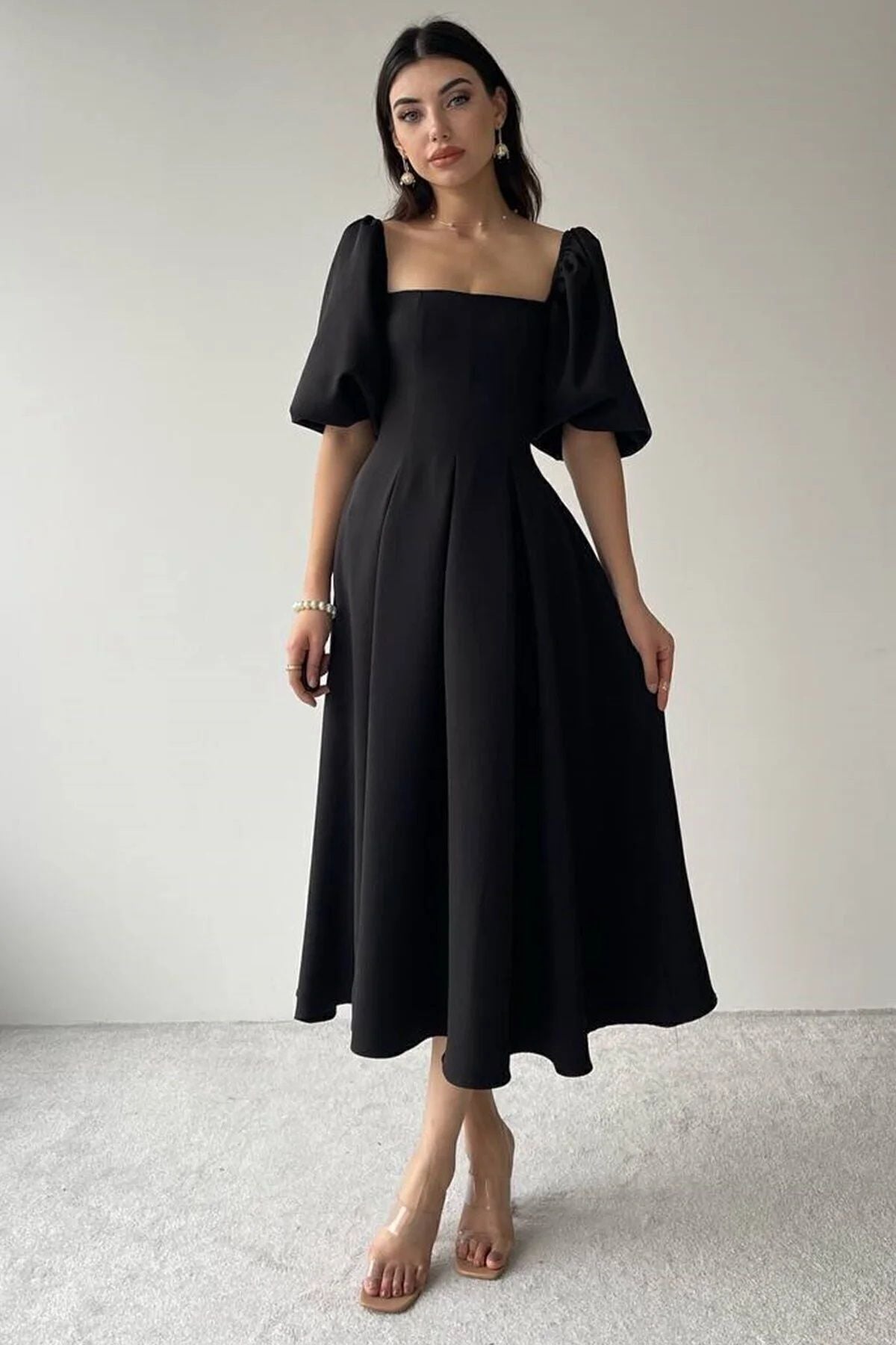 Trägerloses, ausgestelltes Midikleid mit kurzen Ärmeln