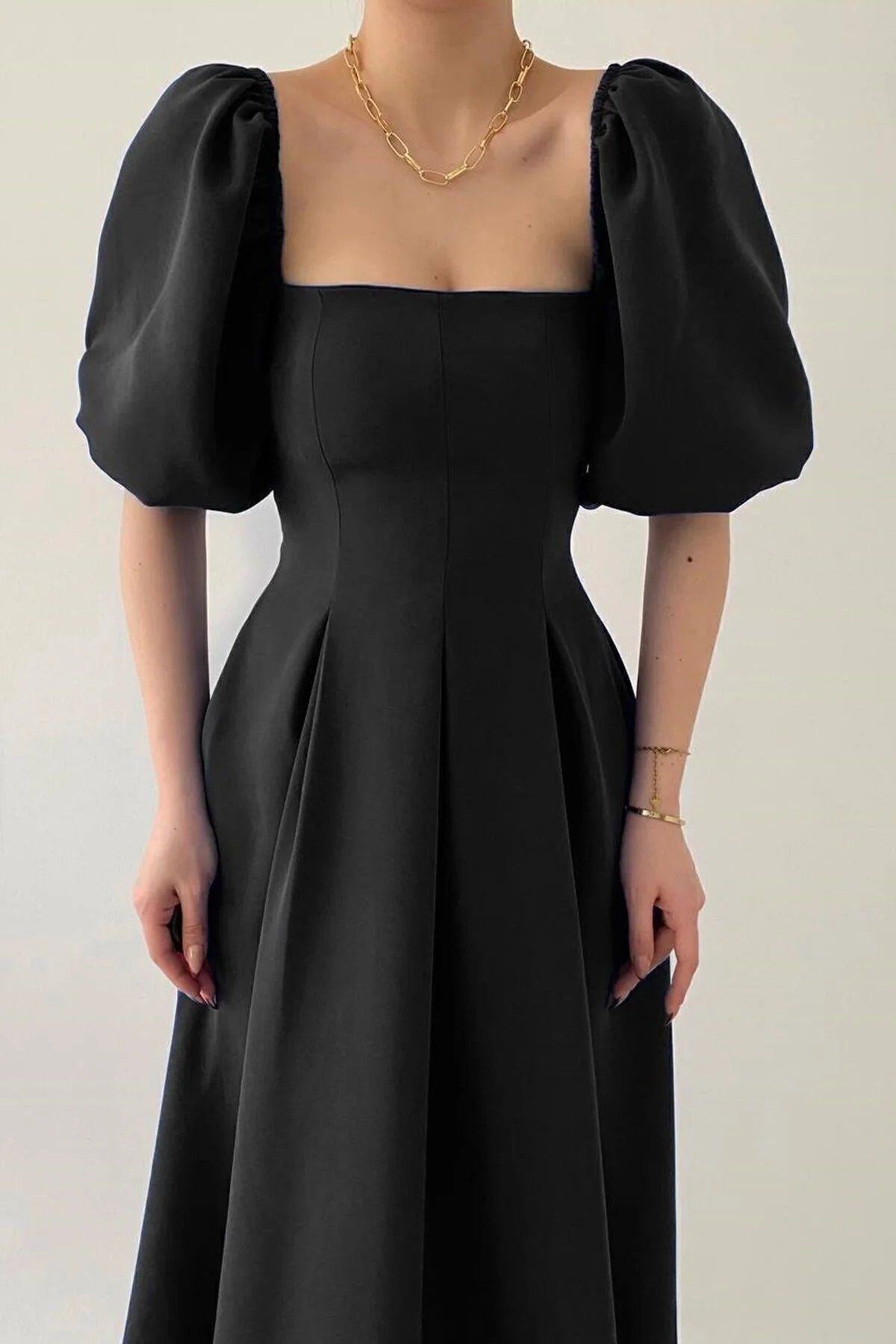 Trägerloses, ausgestelltes Midikleid mit kurzen Ärmeln