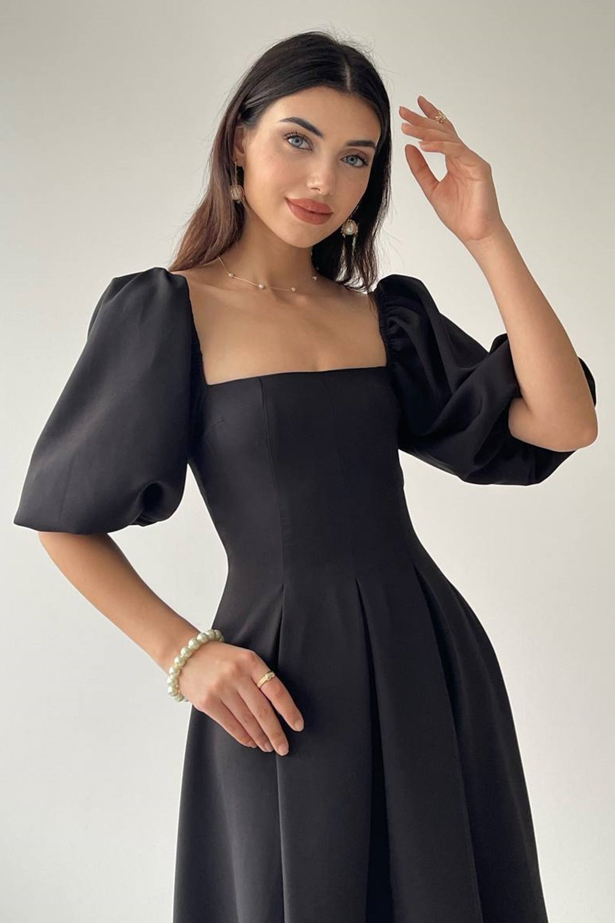 Trägerloses, ausgestelltes Midikleid mit kurzen Ärmeln