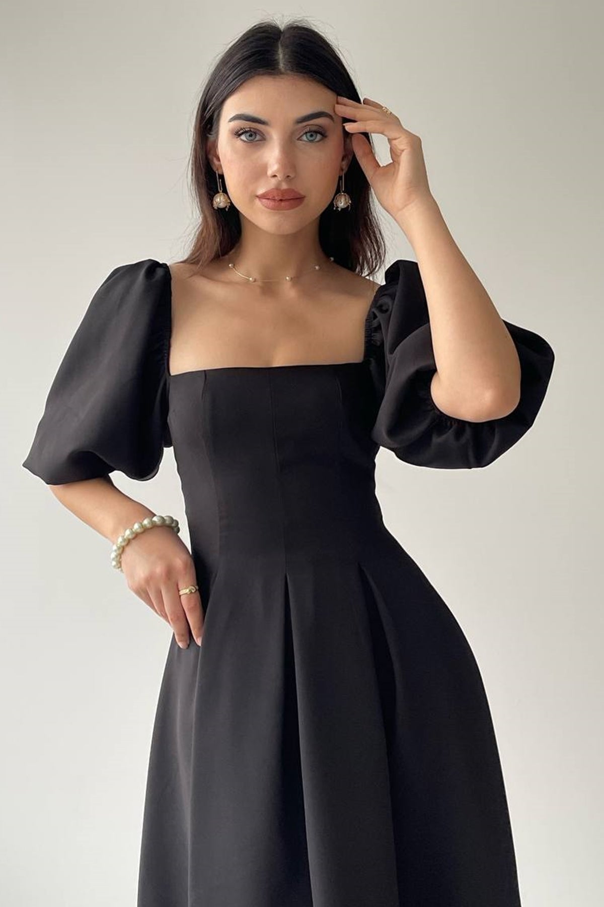 Trägerloses, ausgestelltes Midikleid mit kurzen Ärmeln