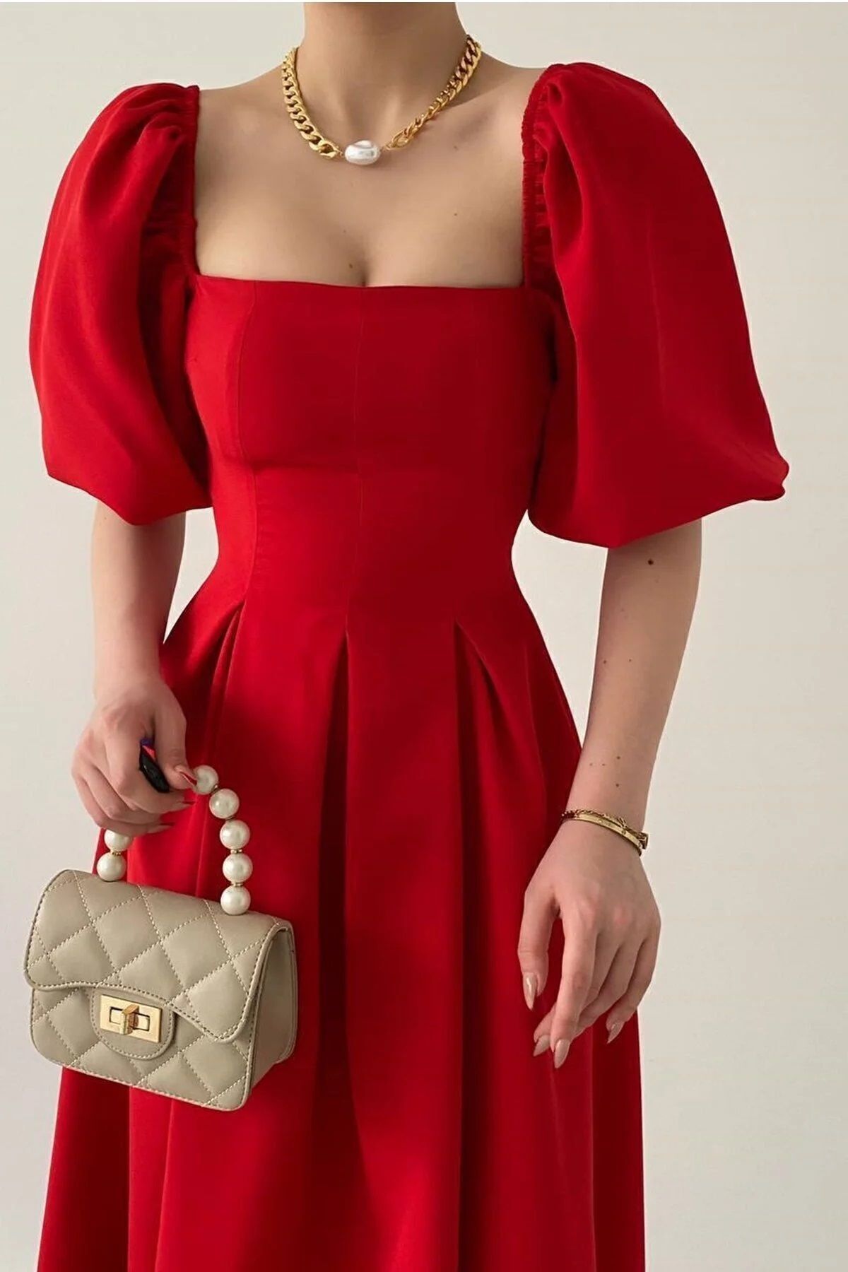 Trägerloses, ausgestelltes Midikleid mit kurzen Ärmeln