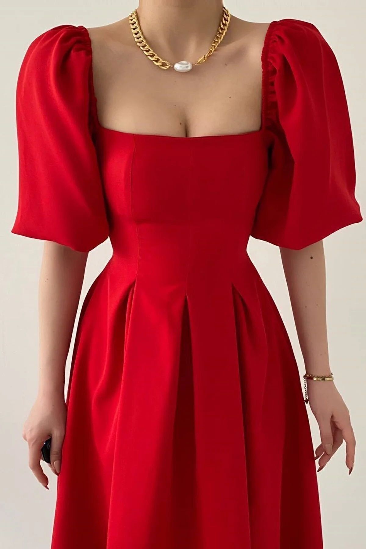 Trägerloses, ausgestelltes Midikleid mit kurzen Ärmeln