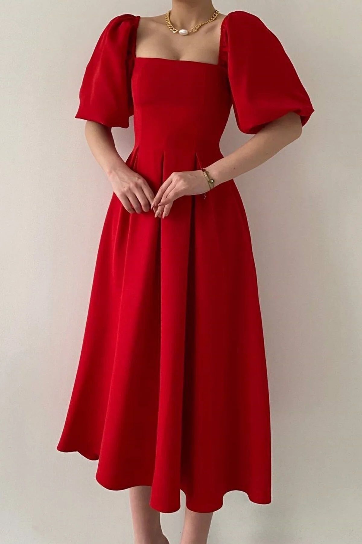 Trägerloses, ausgestelltes Midikleid mit kurzen Ärmeln