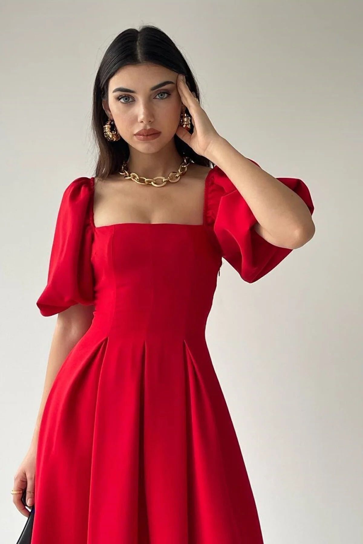 Trägerloses, ausgestelltes Midikleid mit kurzen Ärmeln