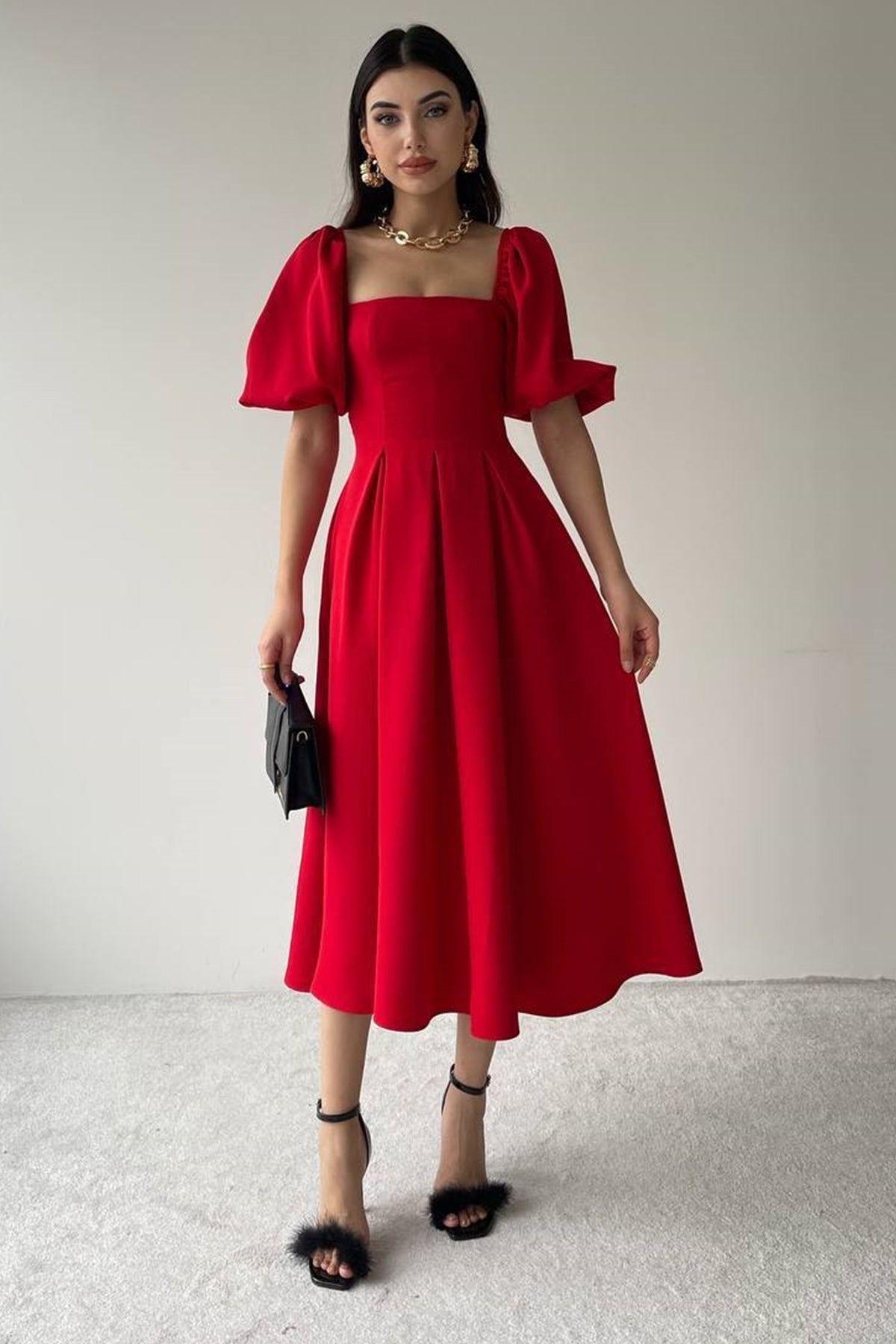 Trägerloses, ausgestelltes Midikleid mit kurzen Ärmeln