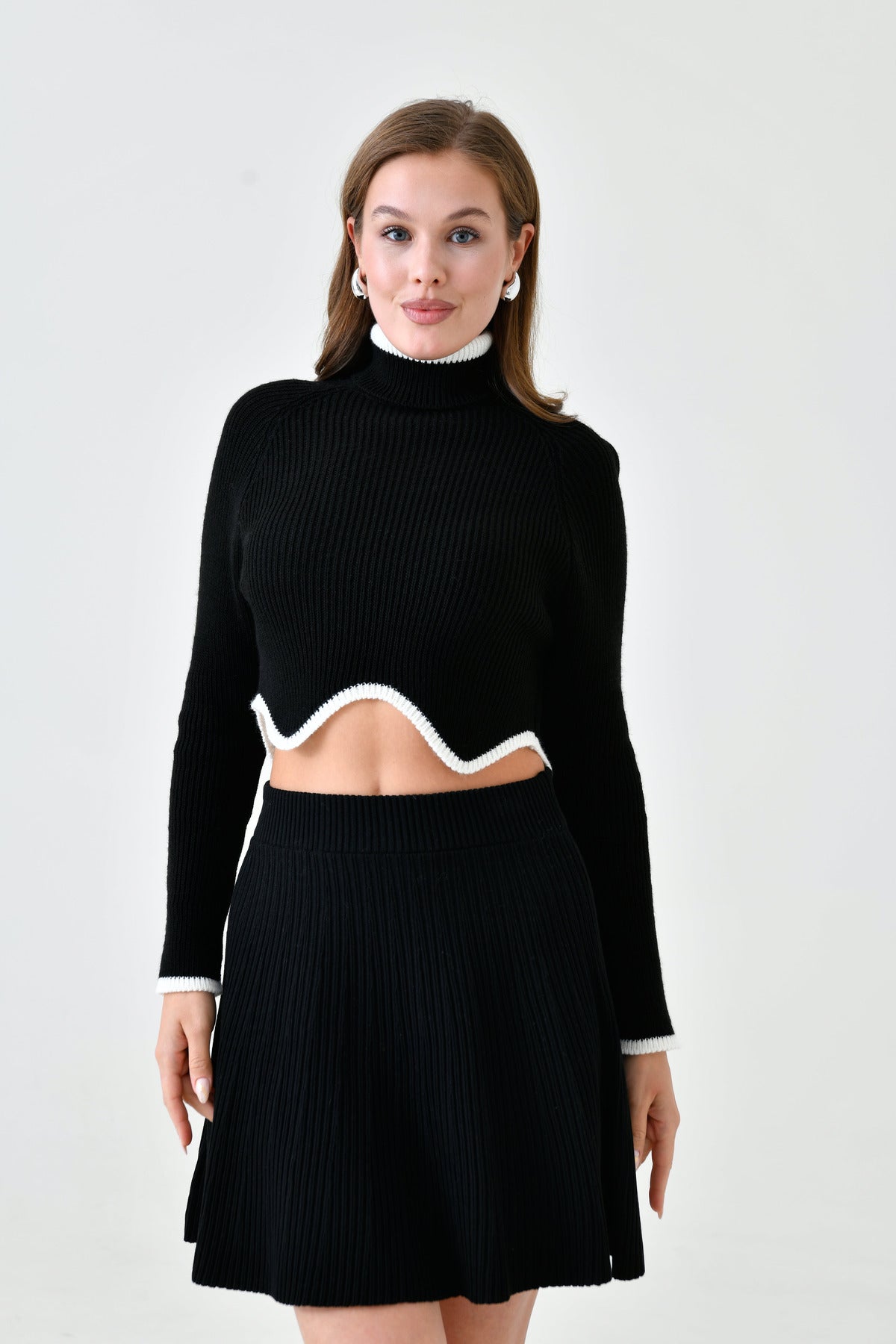 Rollkragenpullover mit asymmetrischem Schnitt, langen Ärmeln und kurzem Schnitt