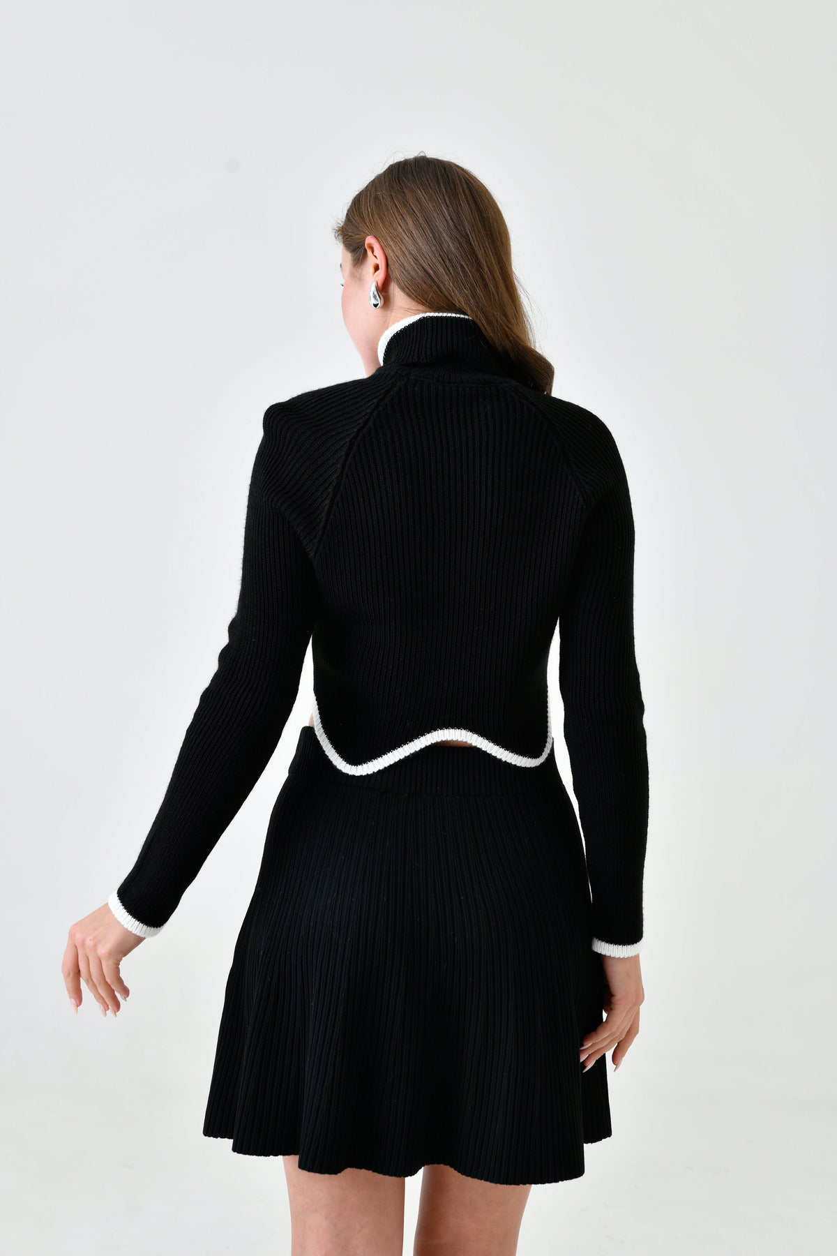Rollkragenpullover mit asymmetrischem Schnitt, langen Ärmeln und kurzem Schnitt