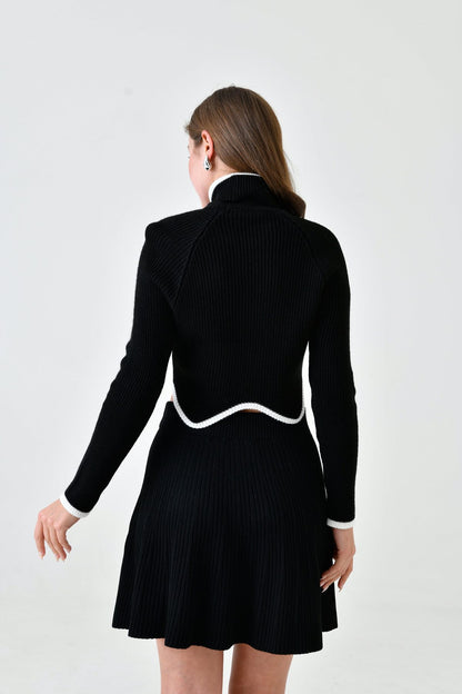Rollkragenpullover mit asymmetrischem Schnitt, langen Ärmeln und kurzem Schnitt
