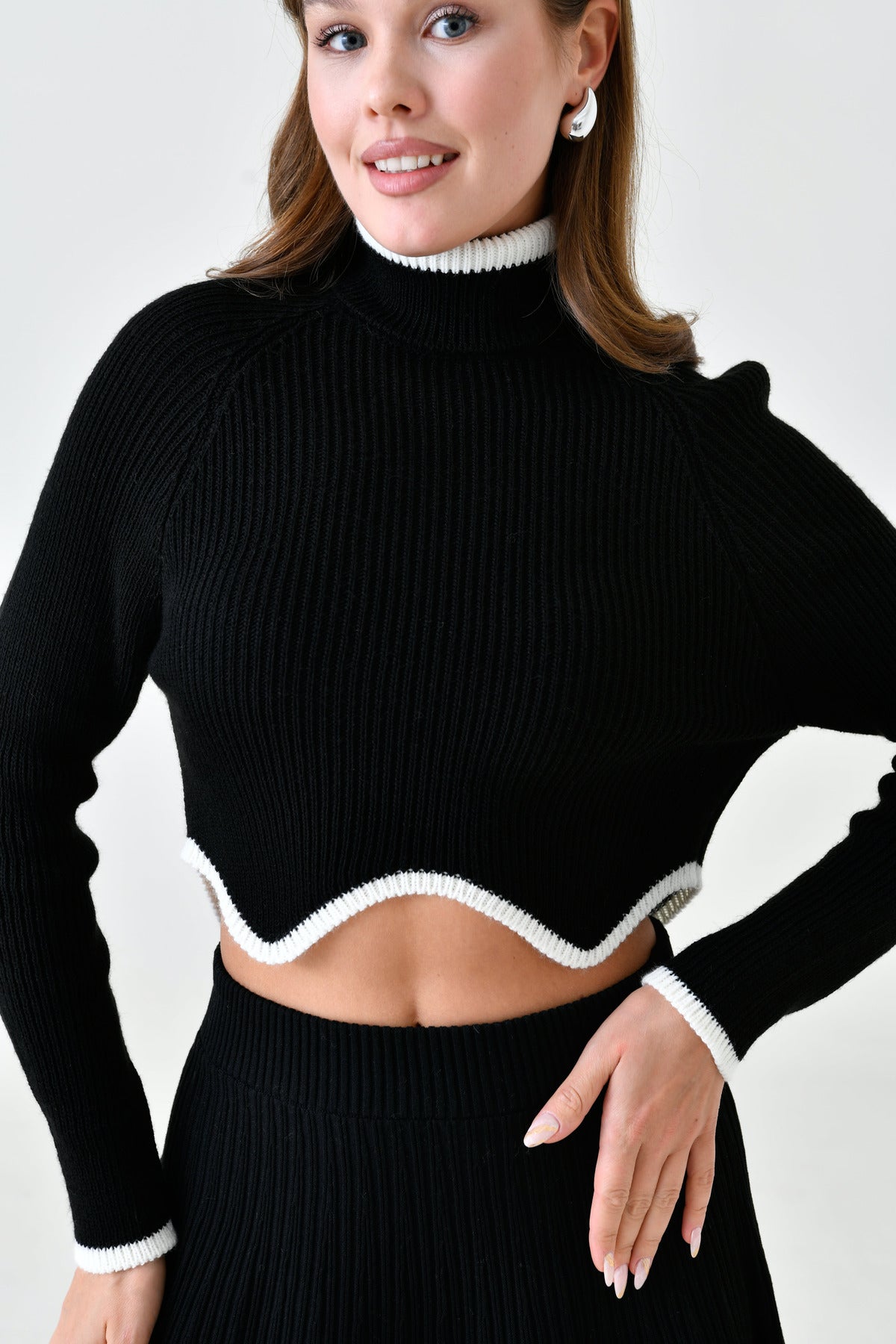 Rollkragenpullover mit asymmetrischem Schnitt, langen Ärmeln und kurzem Schnitt