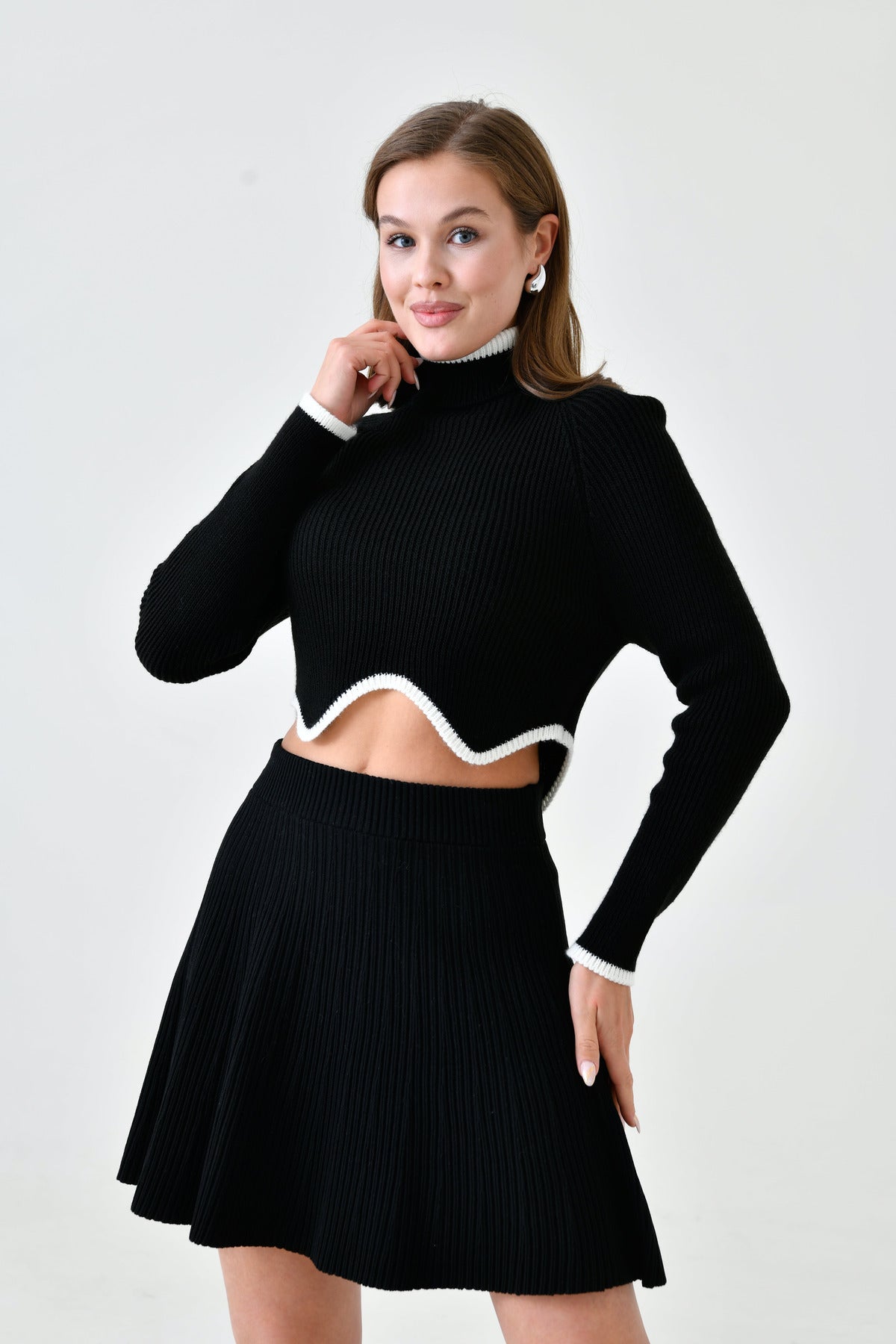 Rollkragenpullover mit asymmetrischem Schnitt, langen Ärmeln und kurzem Schnitt