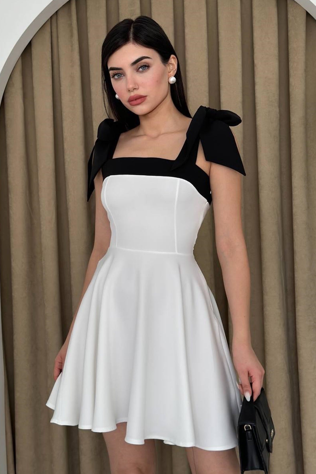 Trägerloses Minikleid mit ausgestelltem Rock und Ausschnitt
