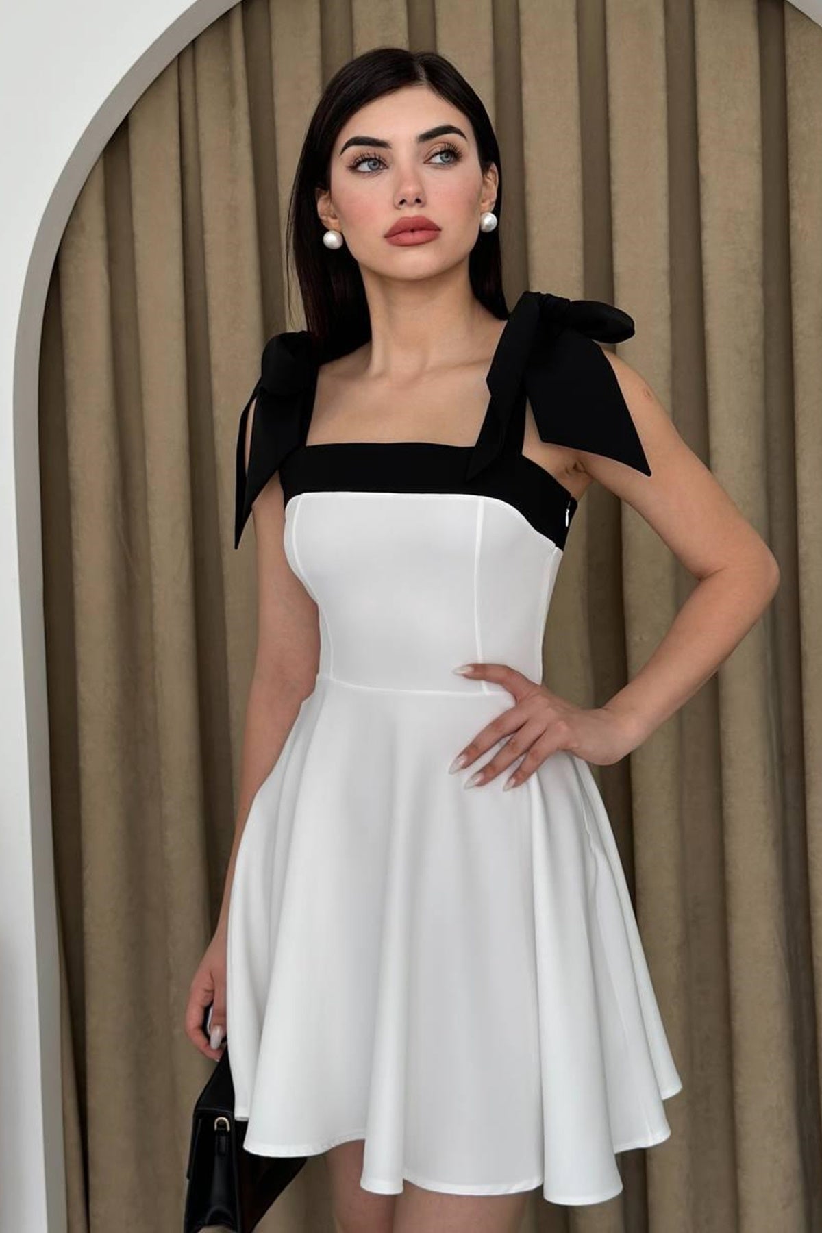 Trägerloses Minikleid mit ausgestelltem Rock und Ausschnitt