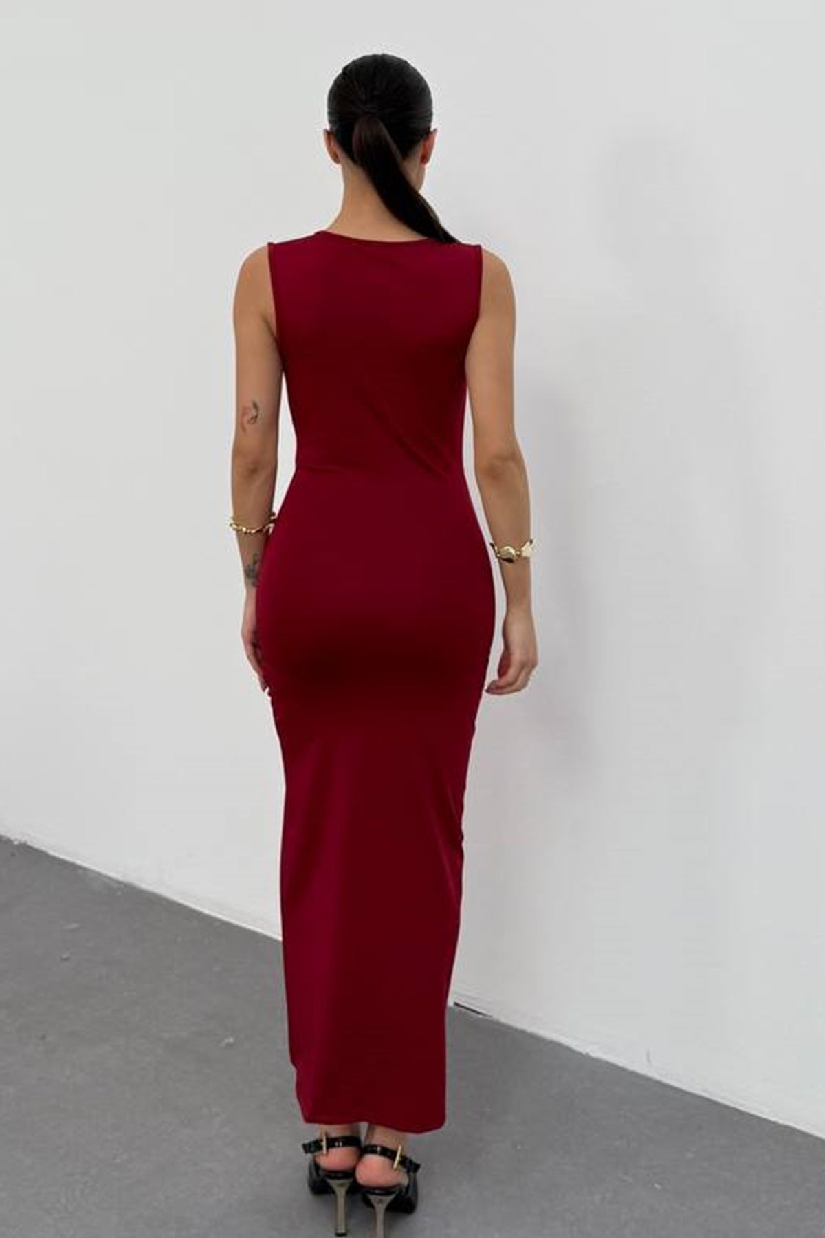 Ärmelloses langes Kleid mit Schlitz