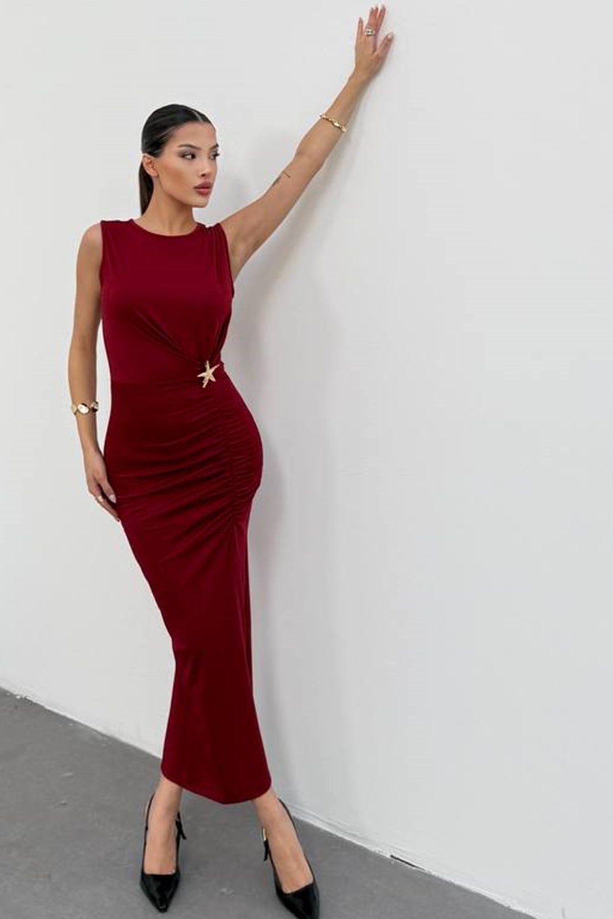 Ärmelloses langes Kleid mit Schlitz