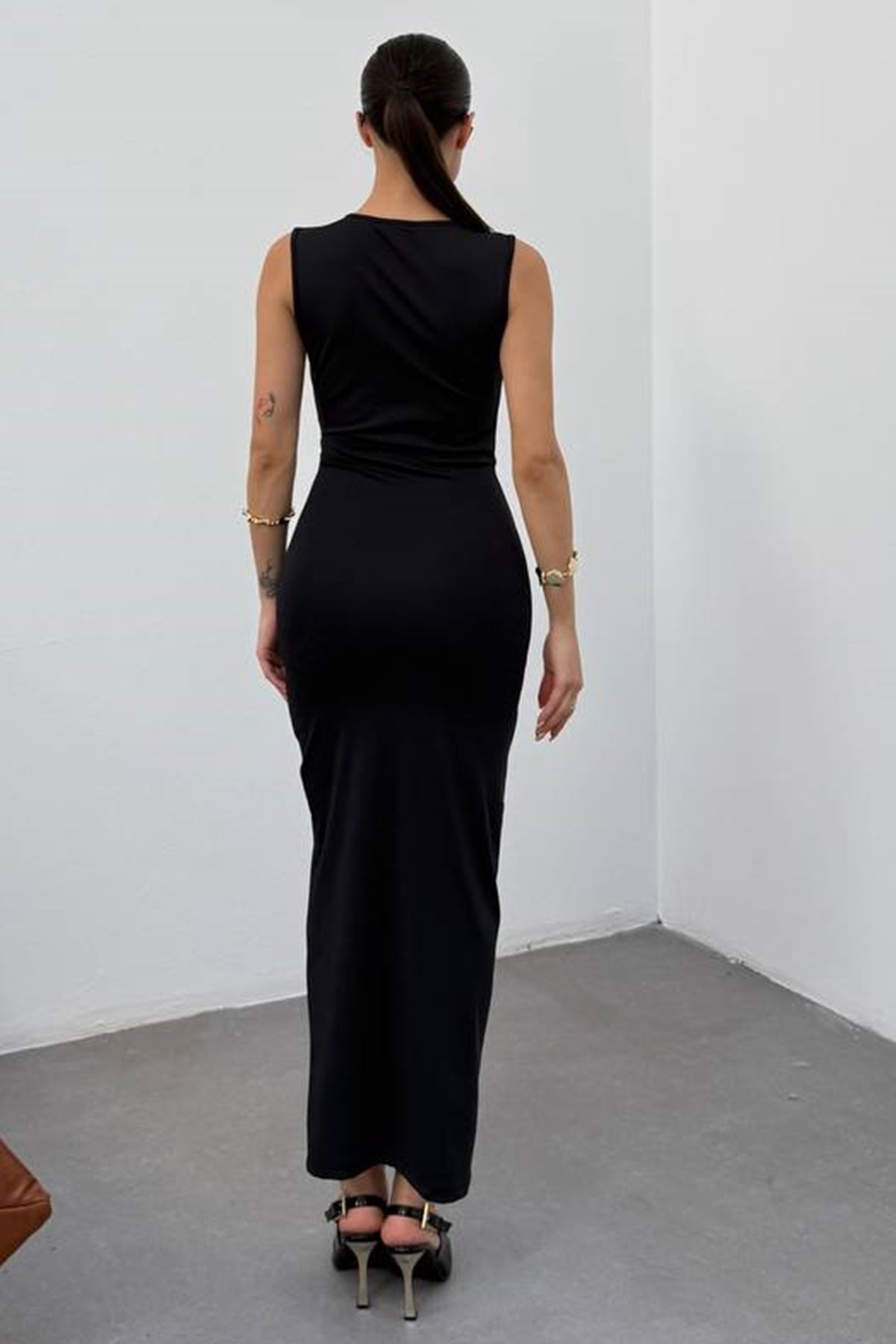 Ärmelloses langes Kleid mit Schlitz
