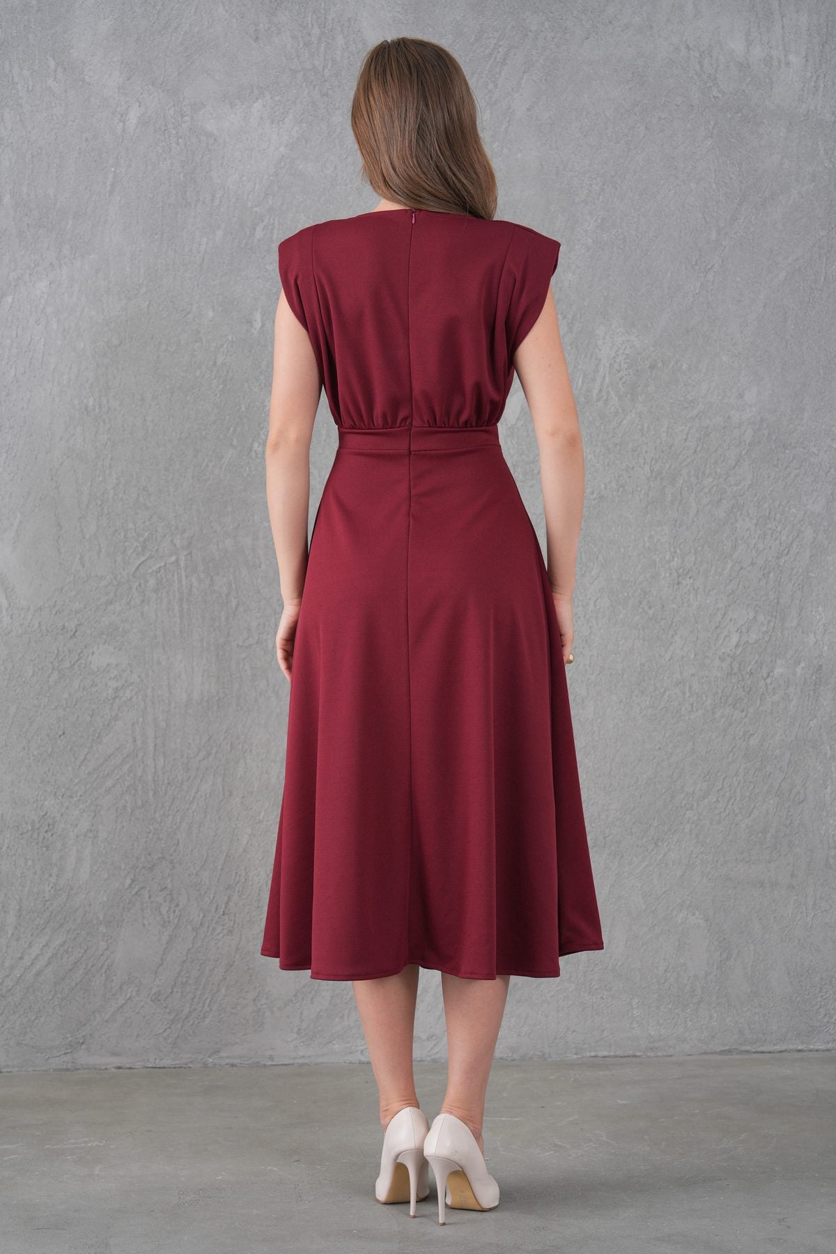 Midikleid mit V-Ausschnitt und ausgestelltem Saum