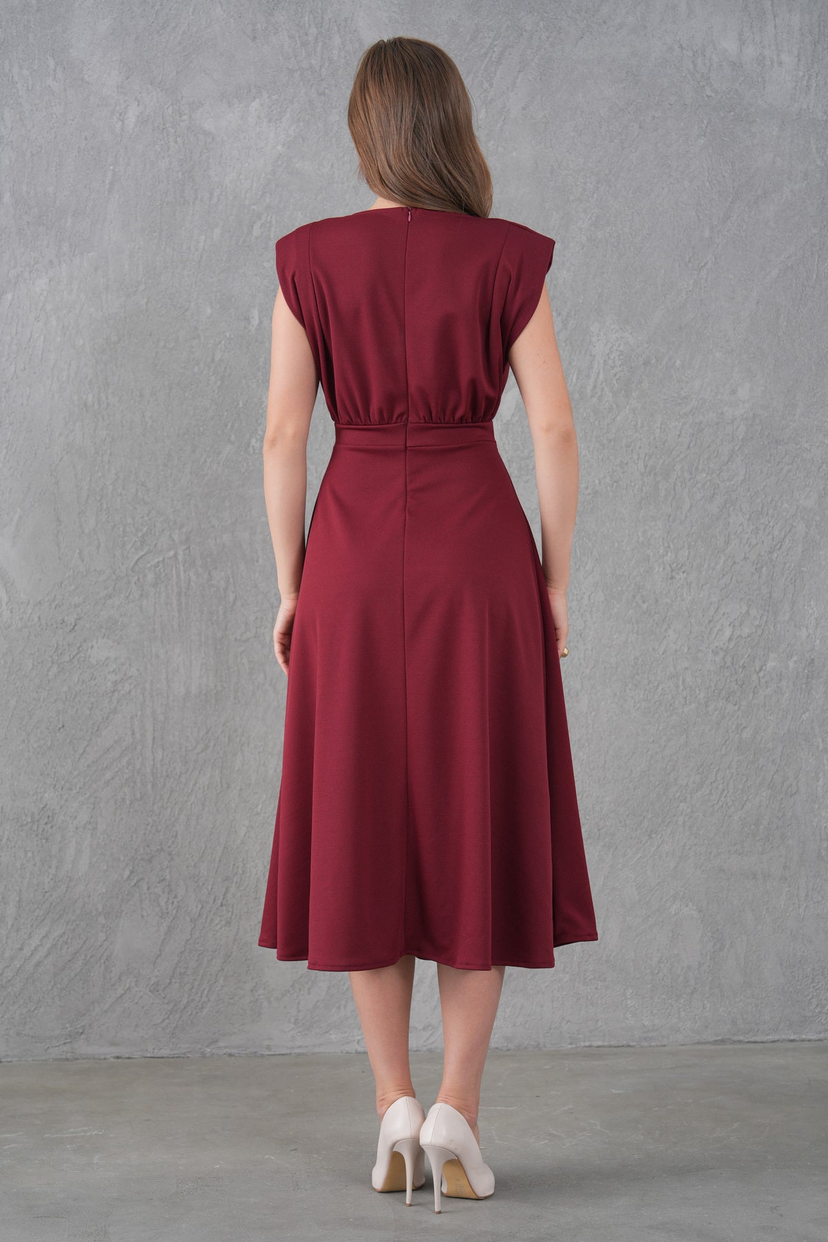 Midikleid mit V-Ausschnitt und ausgestelltem Saum