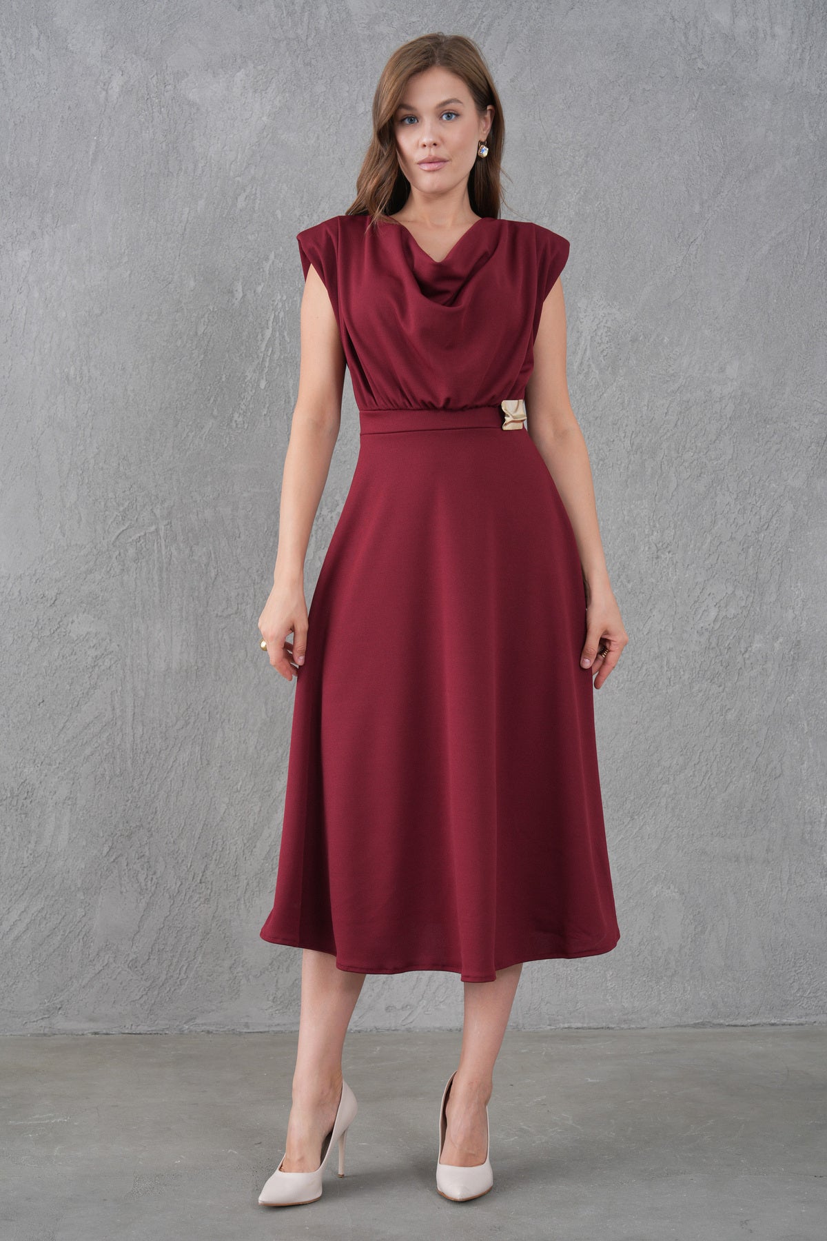 Midikleid mit V-Ausschnitt und ausgestelltem Saum