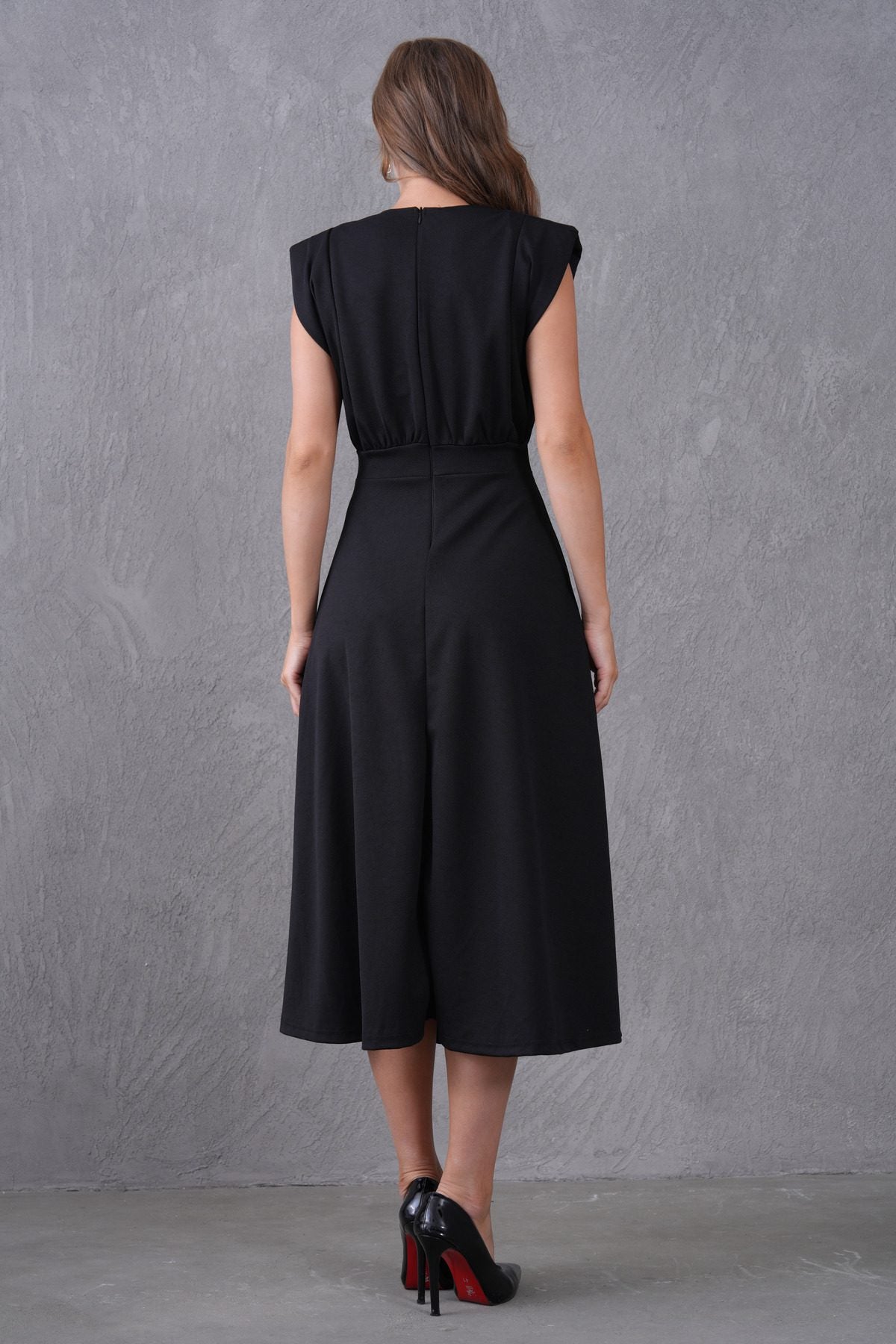 Midikleid mit V-Ausschnitt und ausgestelltem Saum