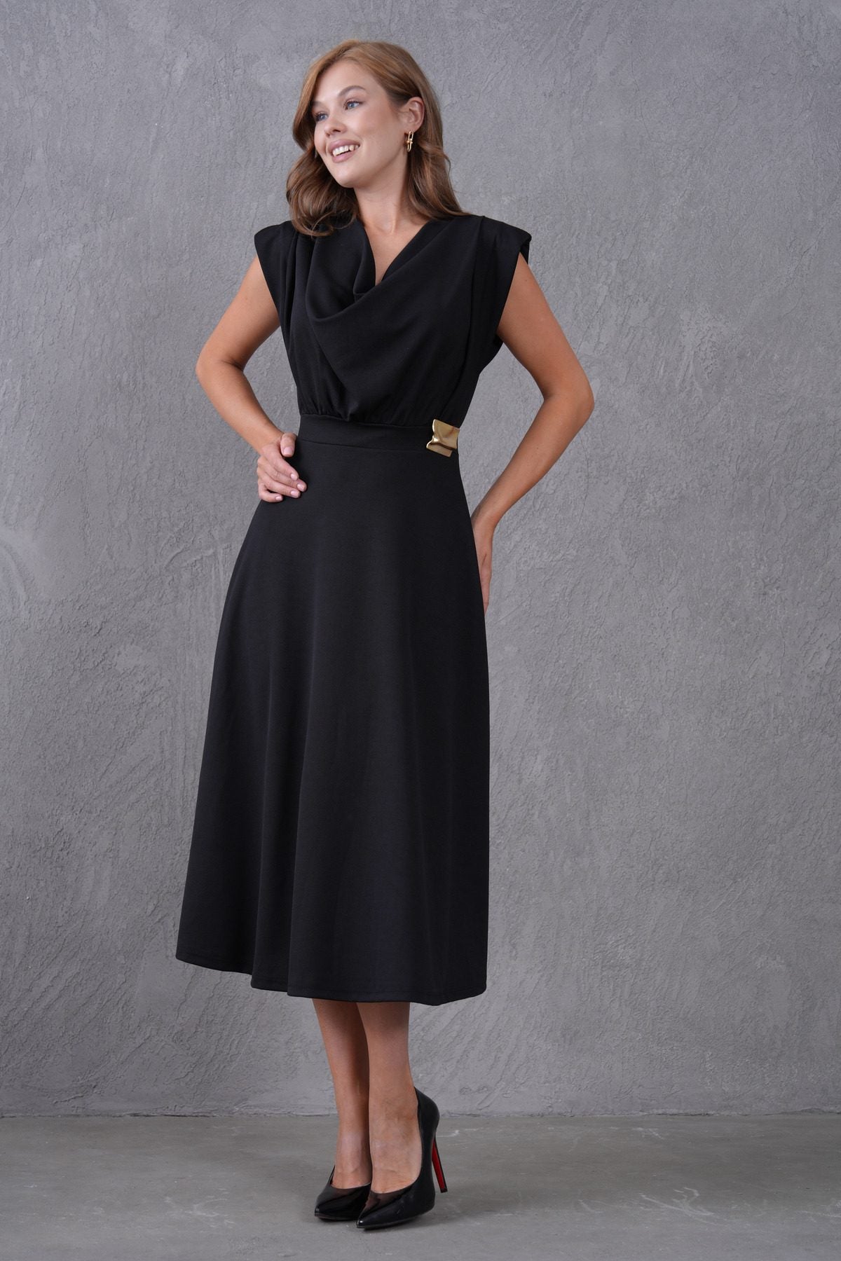 Midikleid mit V-Ausschnitt und ausgestelltem Saum