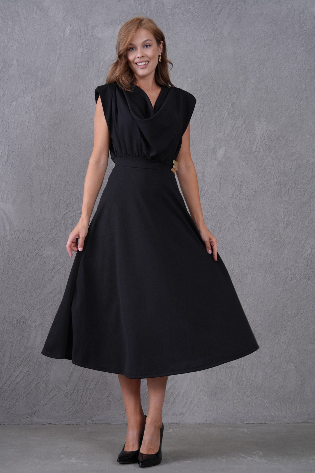 Midikleid mit V-Ausschnitt und ausgestelltem Saum