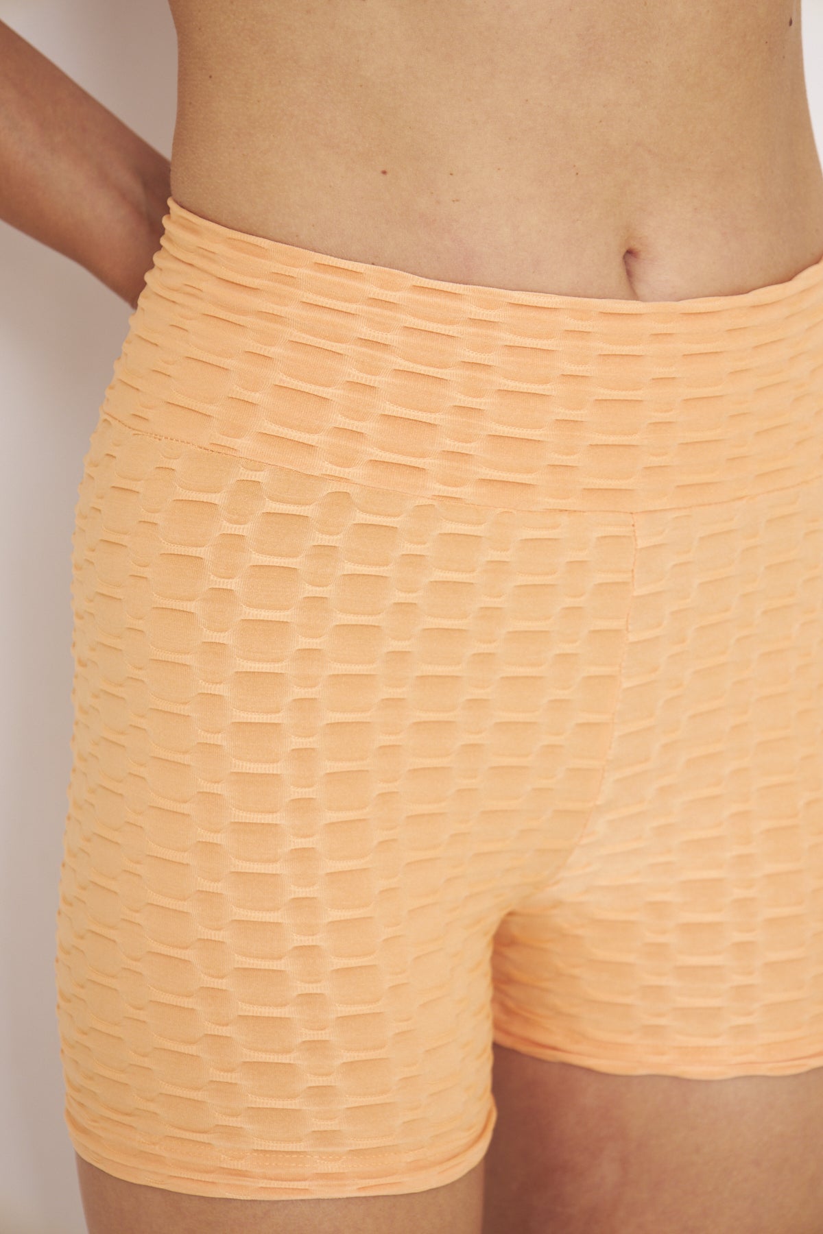 Sportliches Crop-Top und Shorts, zweiteiliges Set mit gekreuzten Trägern