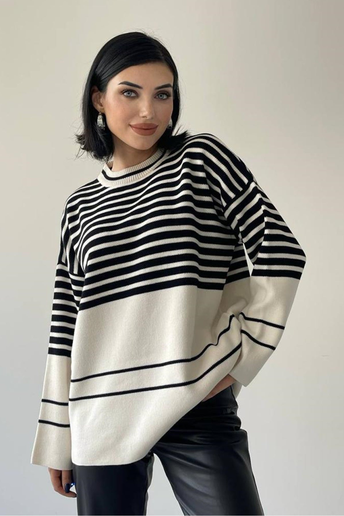 Gestreifter Oversize-Strickpullover mit Rundhalsausschnitt