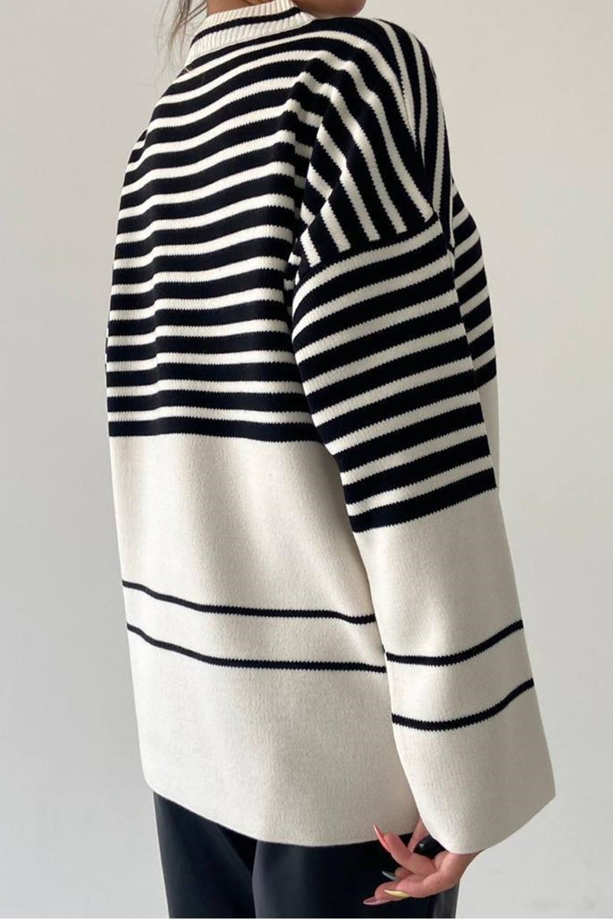 Gestreifter Oversize-Strickpullover mit Rundhalsausschnitt