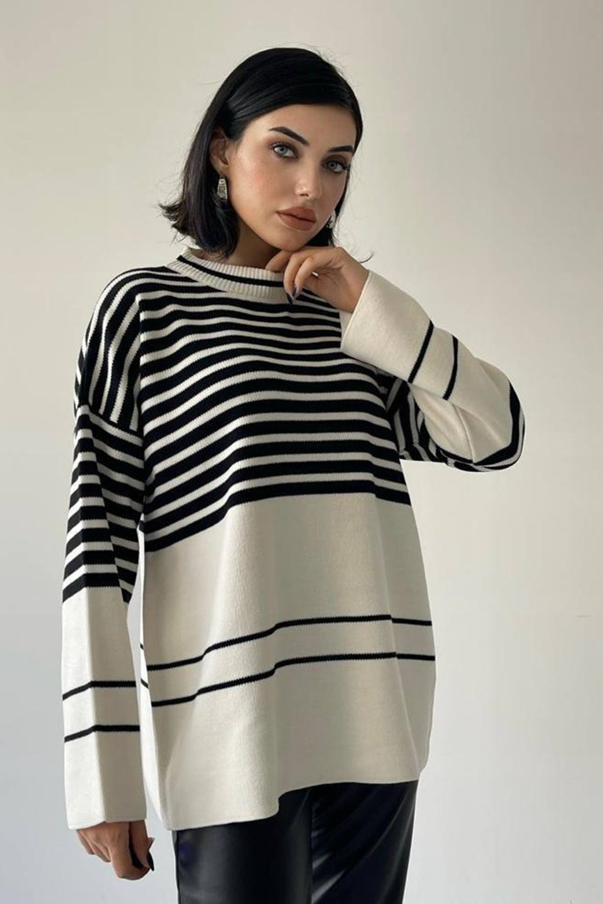 Gestreifter Oversize-Strickpullover mit Rundhalsausschnitt