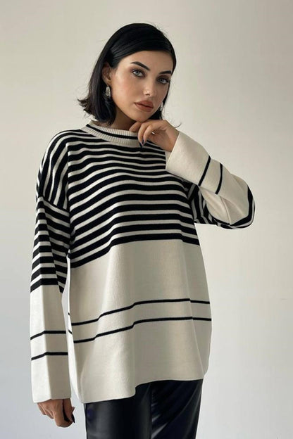 Gestreifter Oversize-Strickpullover mit Rundhalsausschnitt