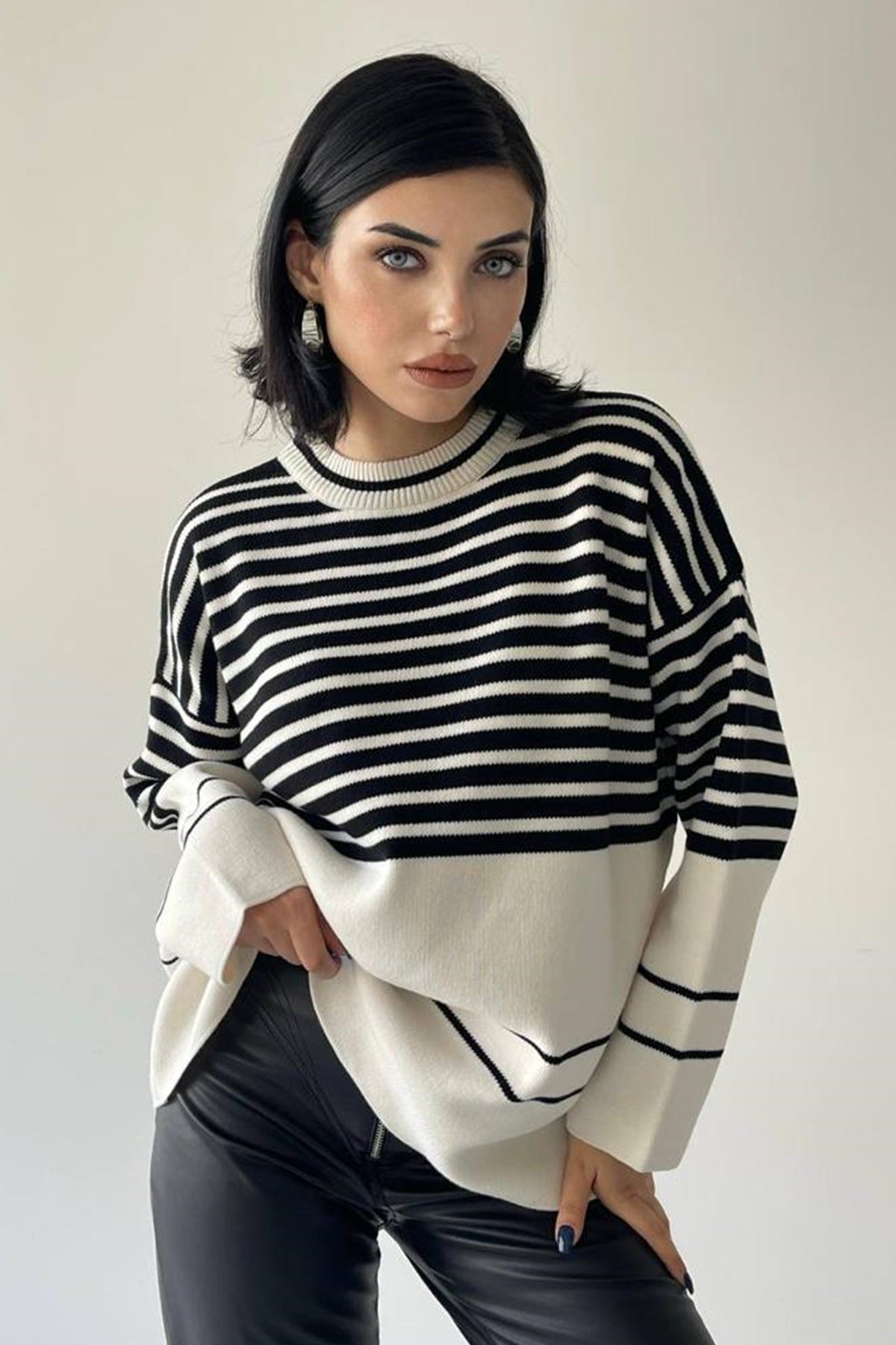 Gestreifter Oversize-Strickpullover mit Rundhalsausschnitt