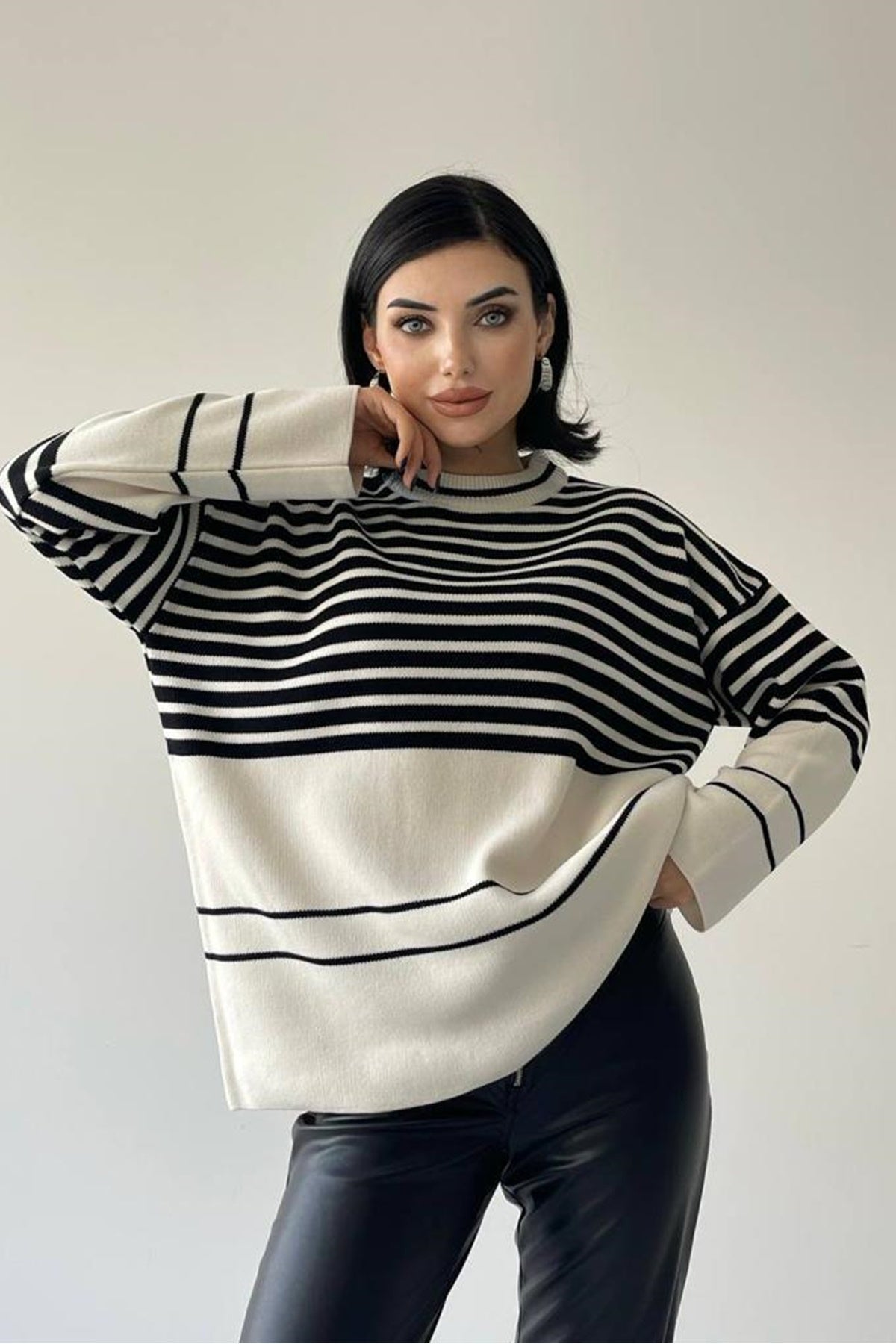 Gestreifter Oversize-Strickpullover mit Rundhalsausschnitt