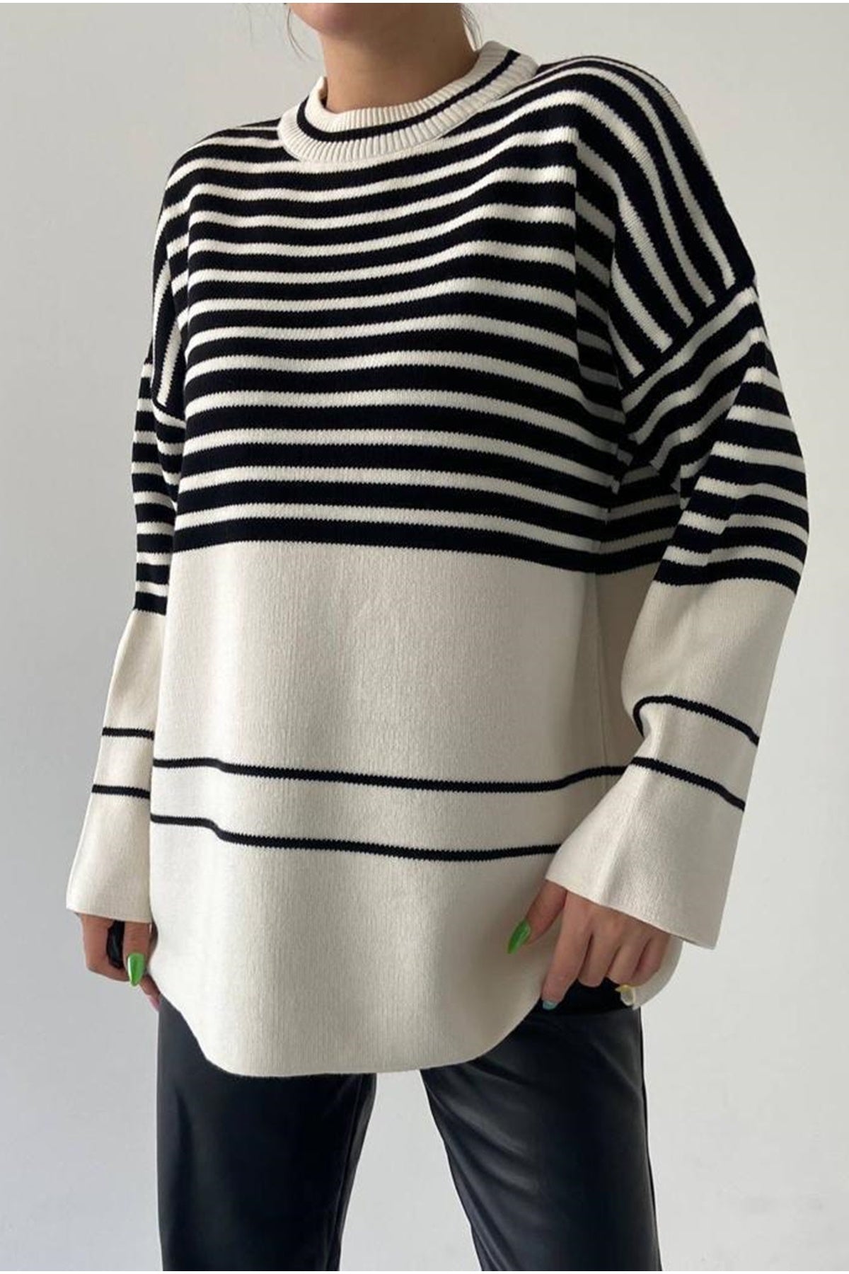 Gestreifter Oversize-Strickpullover mit Rundhalsausschnitt