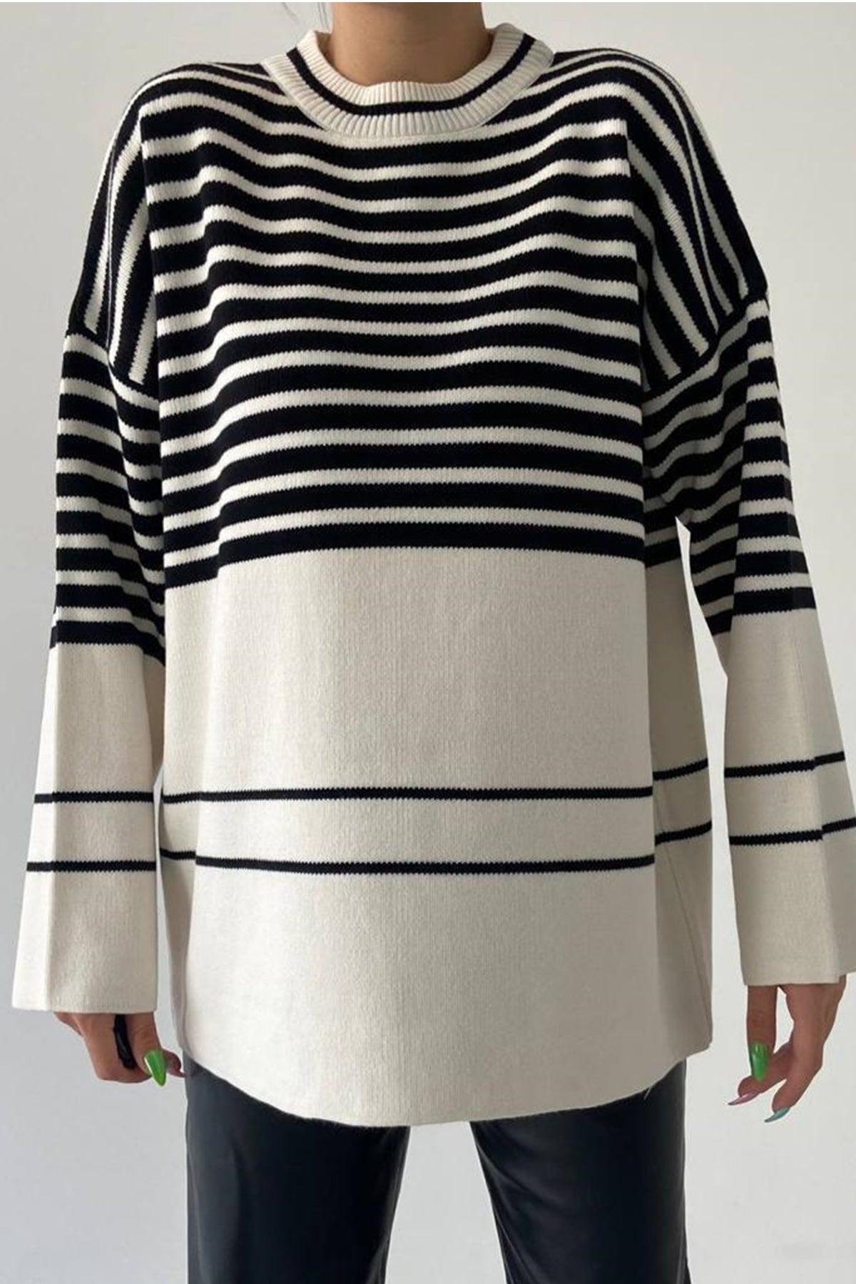 Gestreifter Oversize-Strickpullover mit Rundhalsausschnitt