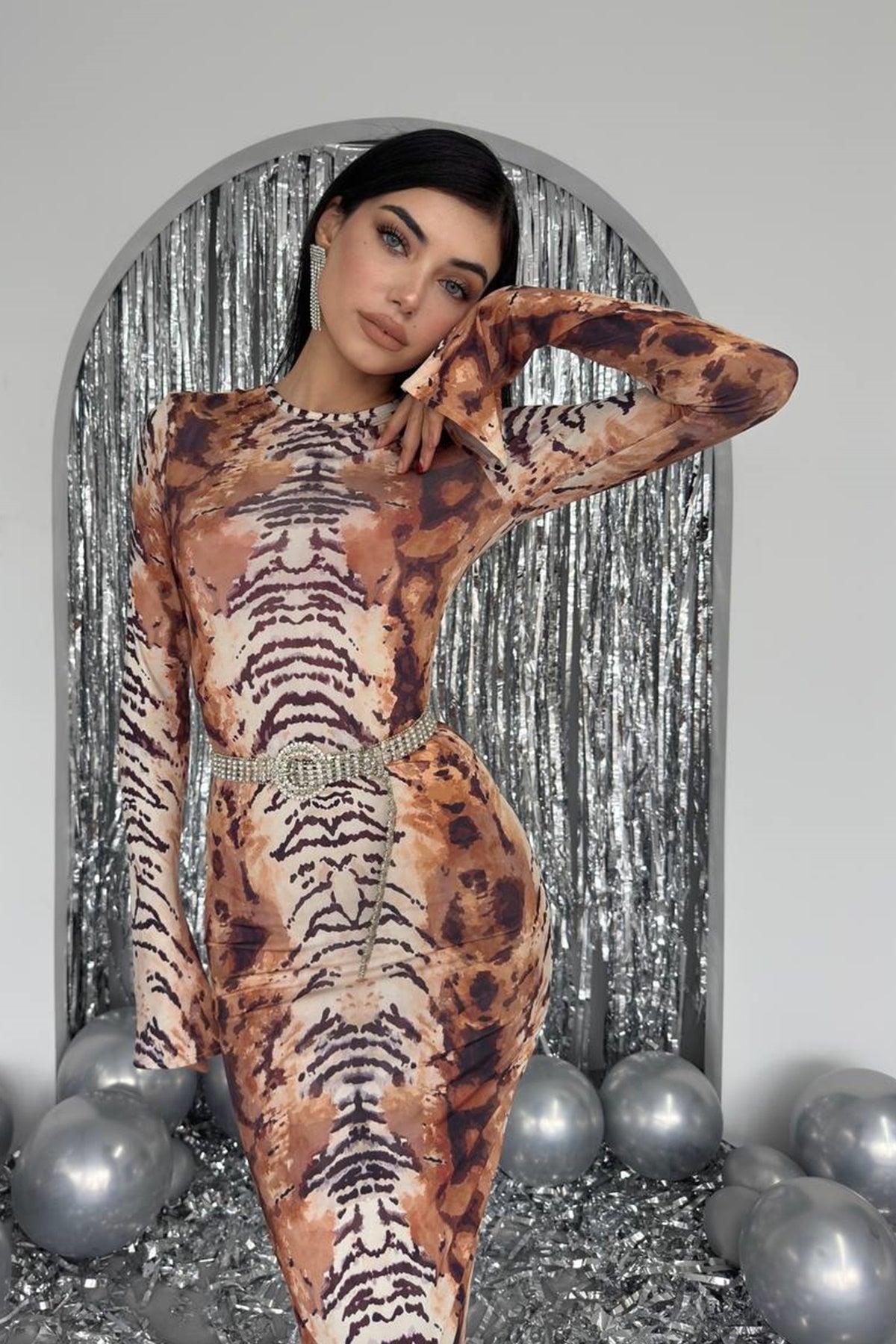 Digital bedrucktes, langärmeliges Midi-Abendkleid mit Rundhalsausschnitt